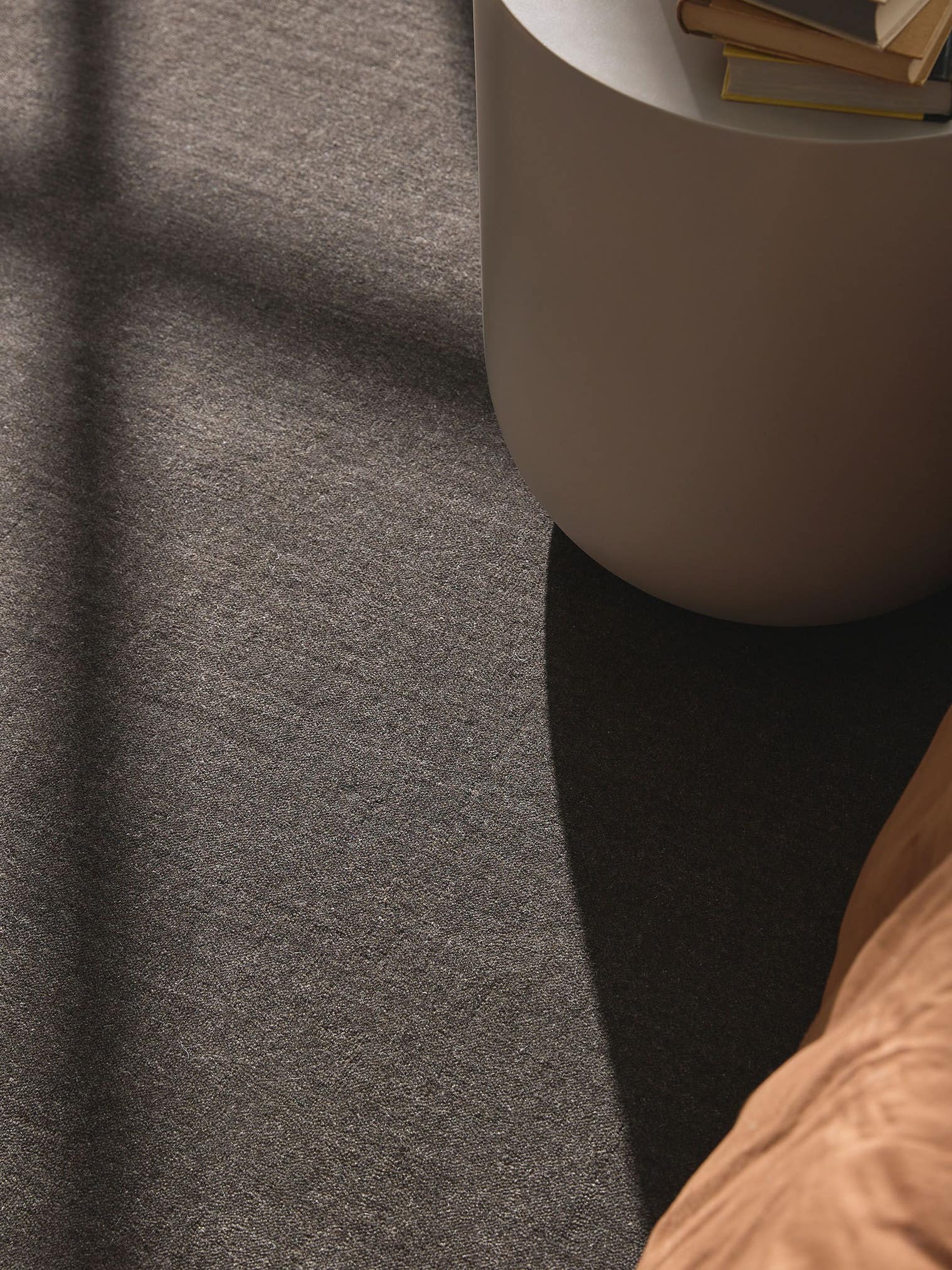 Teppich aus 100% Wolle in Grau mit 11 bis 20 mm hohem Flor von benuta Pure