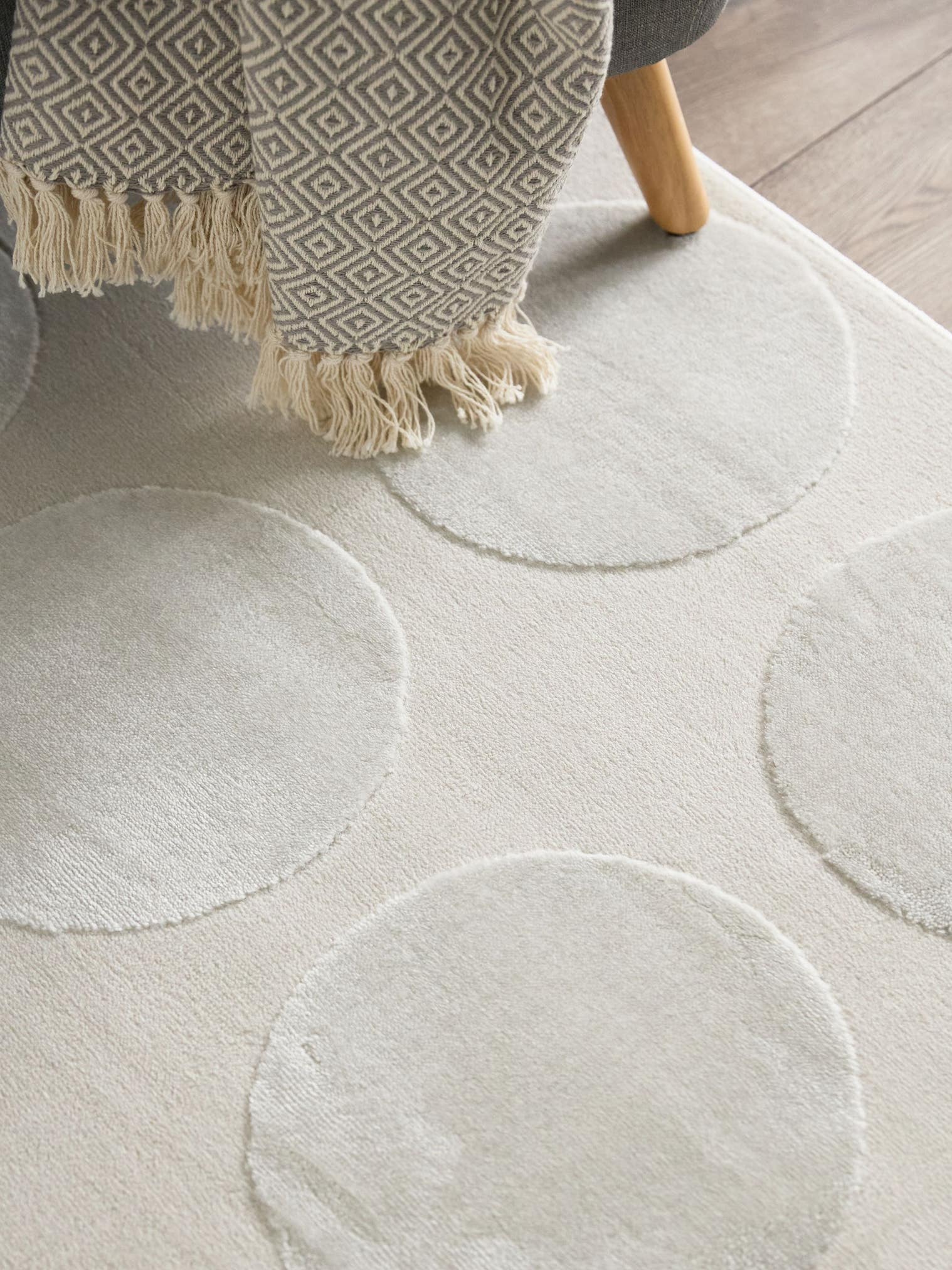 Teppich aus 60% Polyester, 40% Polypropylen in Weiß mit 6 bis 10 mm hohem Flor von benuta Basic