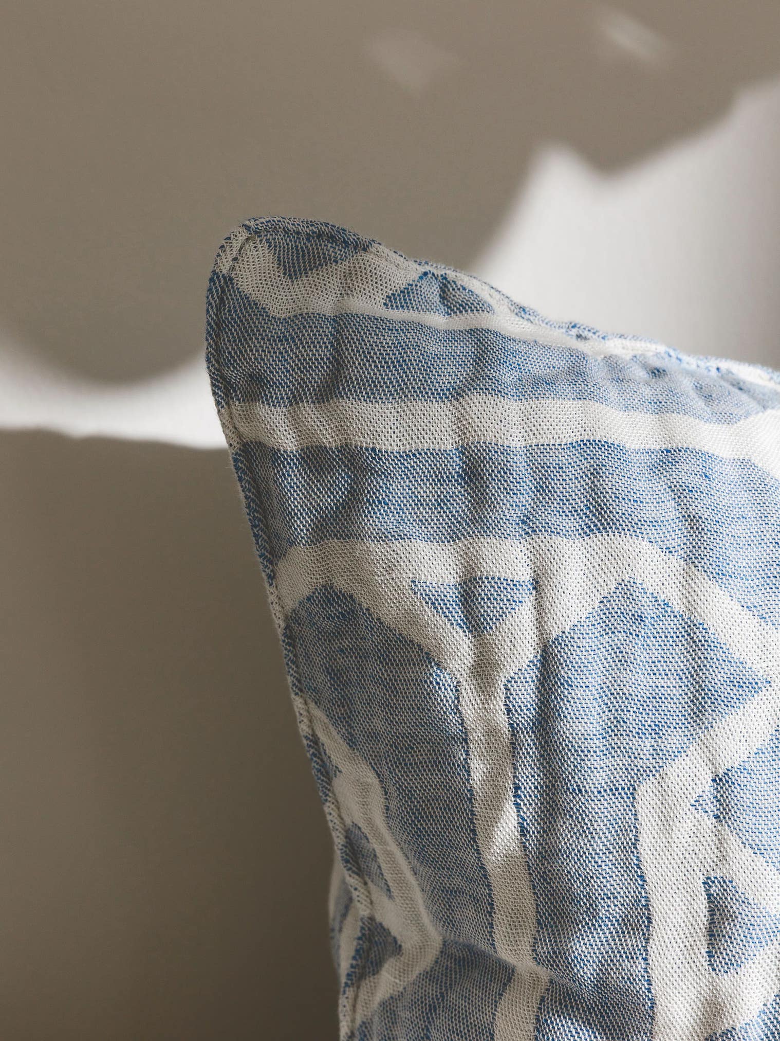 Kissenbezug aus Leinen-Mix Sabine Blau im Design Geometrisch aus 60% Baumwolle, 40% Leinen von benuta Pure