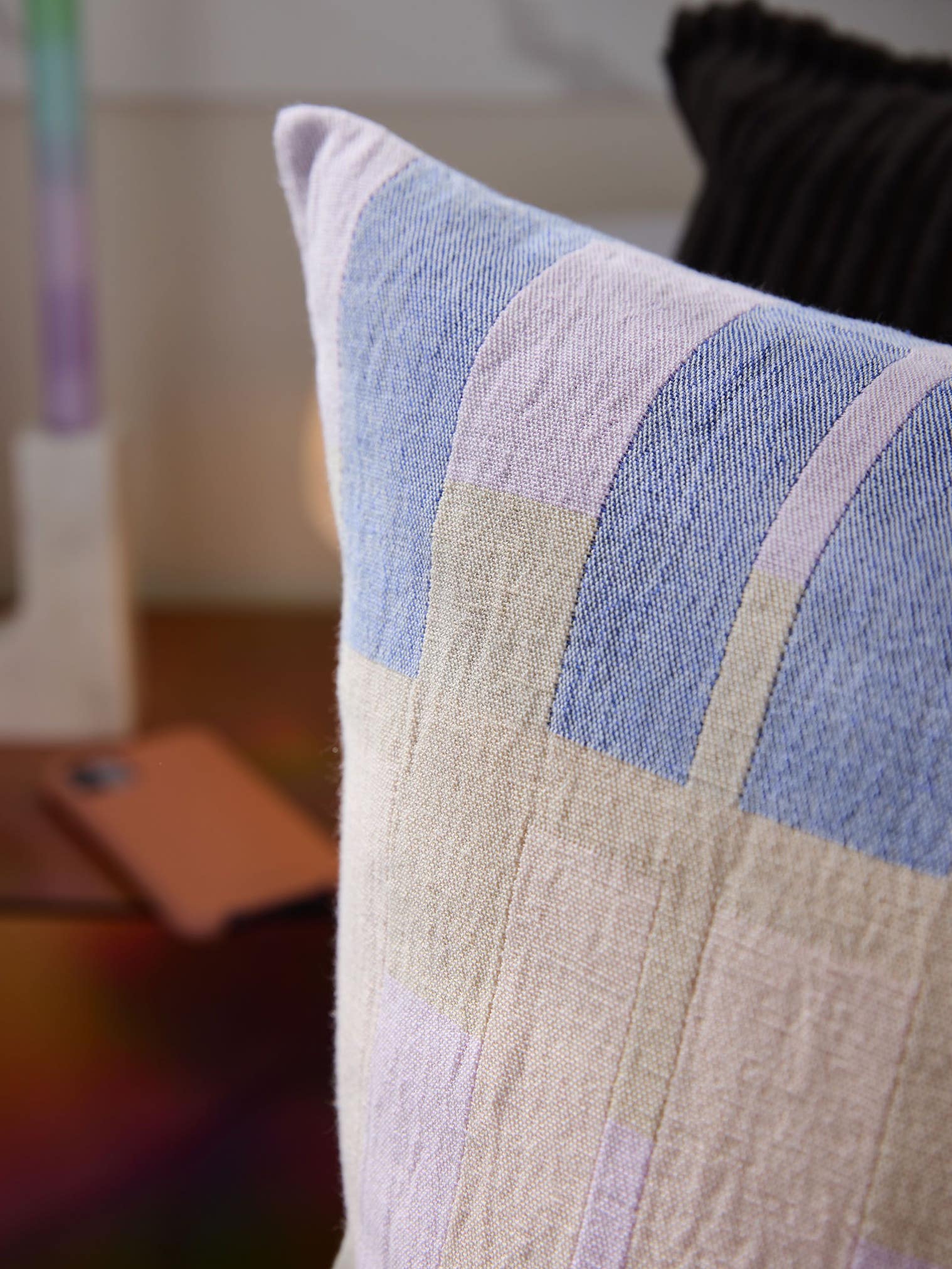 Housse de coussin Nico Multicouleur/Mauve en motif Géométrique en 100% Coton de benuta Pop