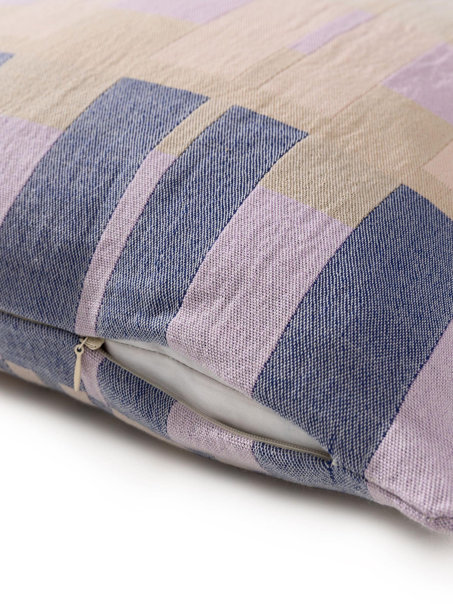 Housse de coussin Nico Multicouleur/Mauve en motif Géométrique en 100% Coton de benuta Pop