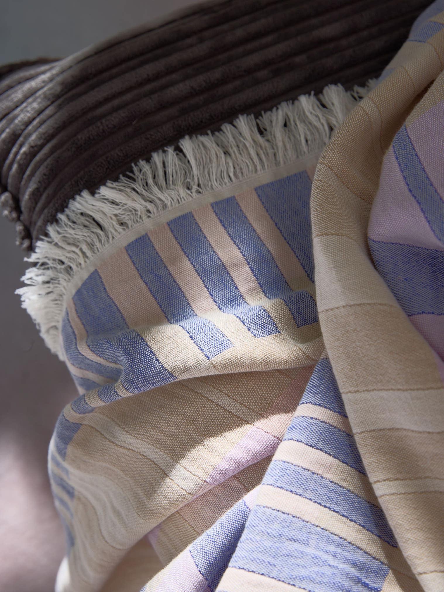 Plaid en coton Nico Multicouleur/Mauve en motif Géométrique en 100% Coton de benuta Pop