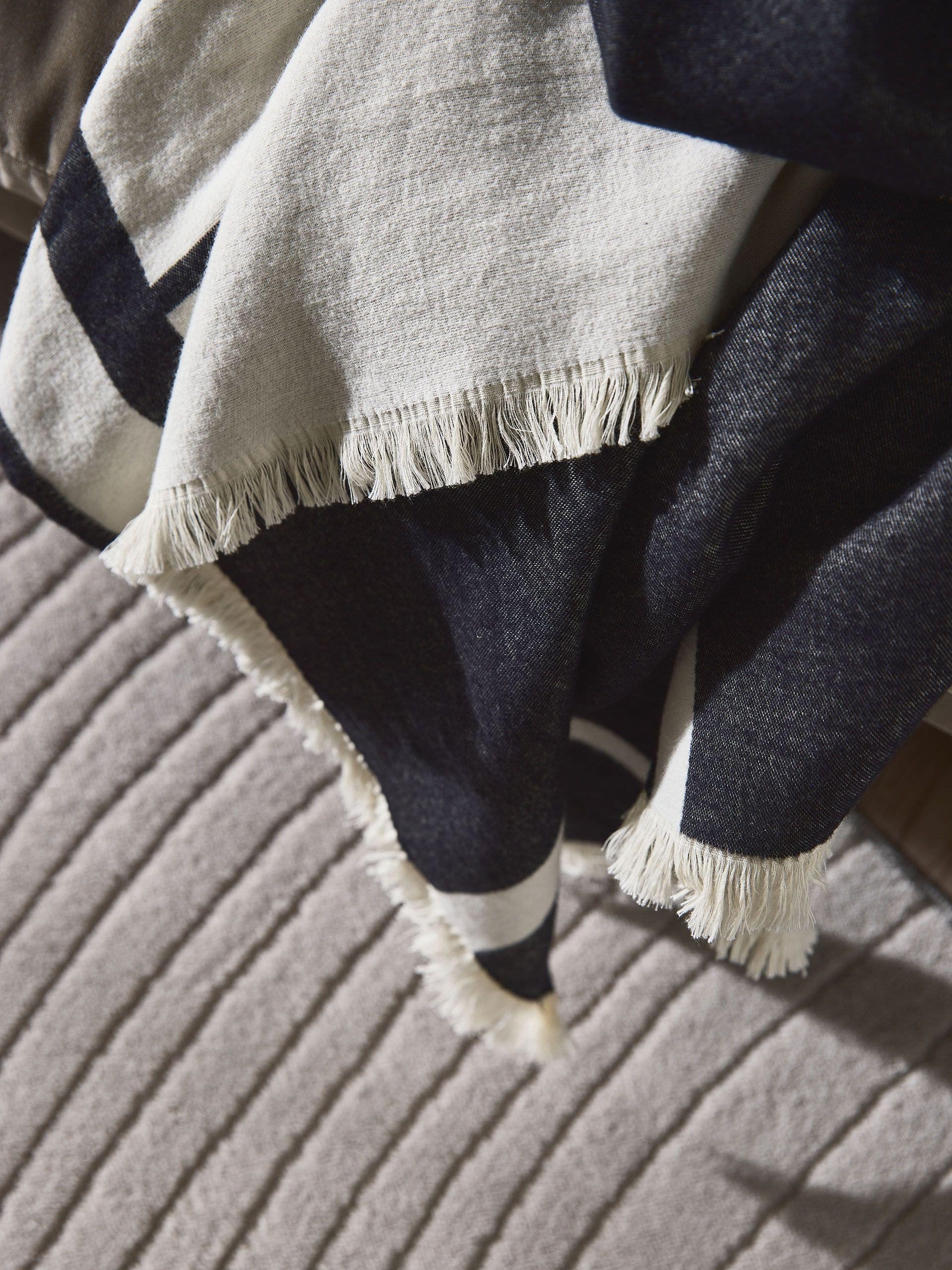 Cotton blanket Luan Black/White in Geometric design made of 100% Cotton by benuta Pop