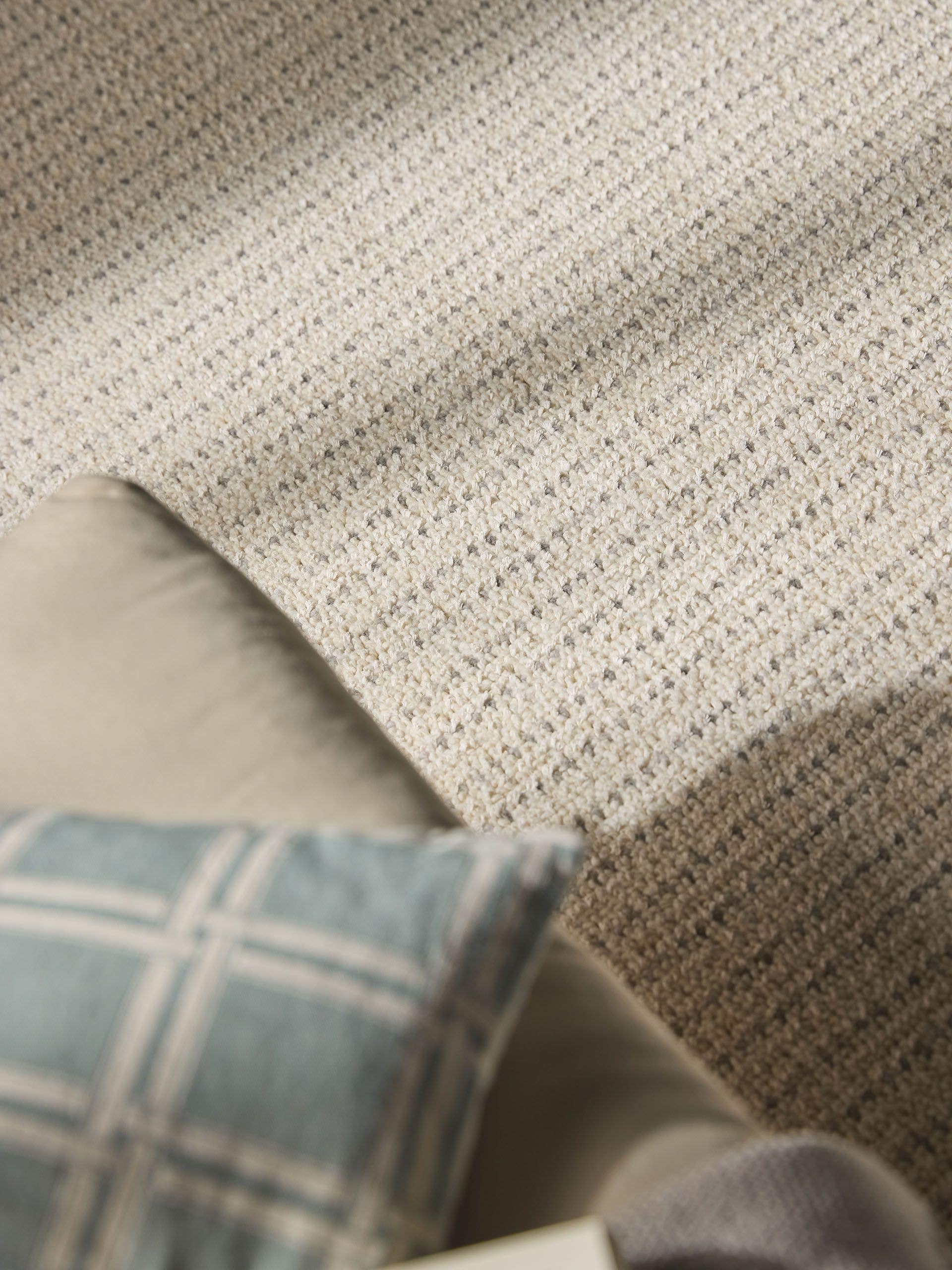 Matta av 100% Polyester i Vit med 11 - 20 mm hög lugg från benuta Nest