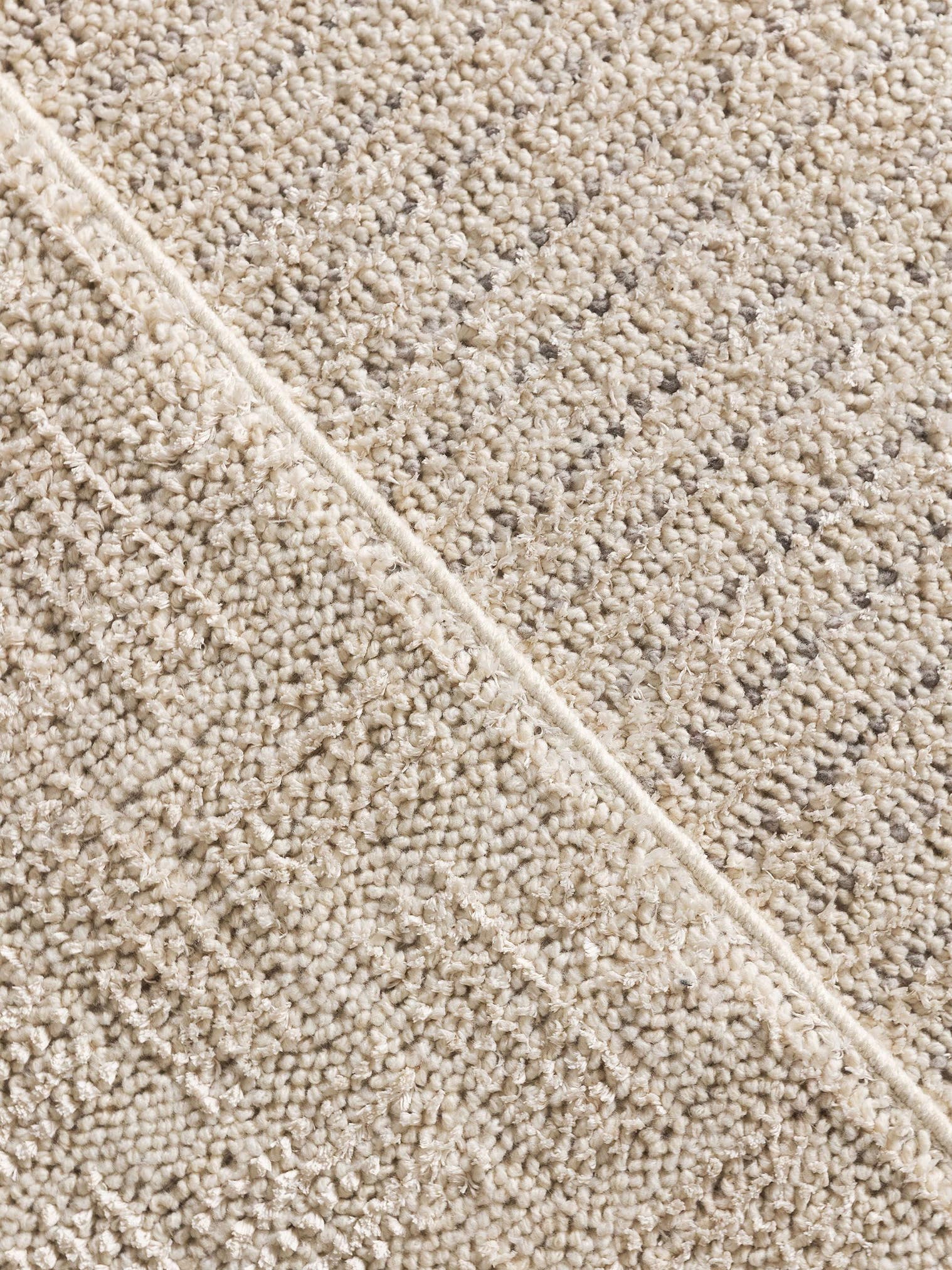 Matta av 100% Polyester i Vit med 11 - 20 mm hög lugg från benuta Nest