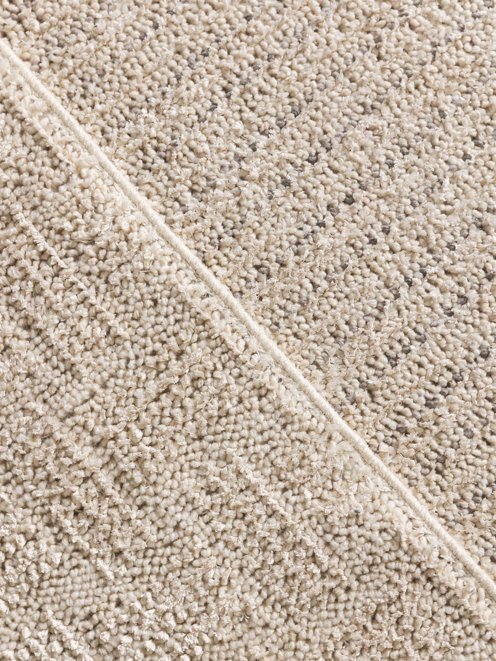 Matta av 100% Polyester i Vit med 11 - 20 mm hög lugg från benuta Nest