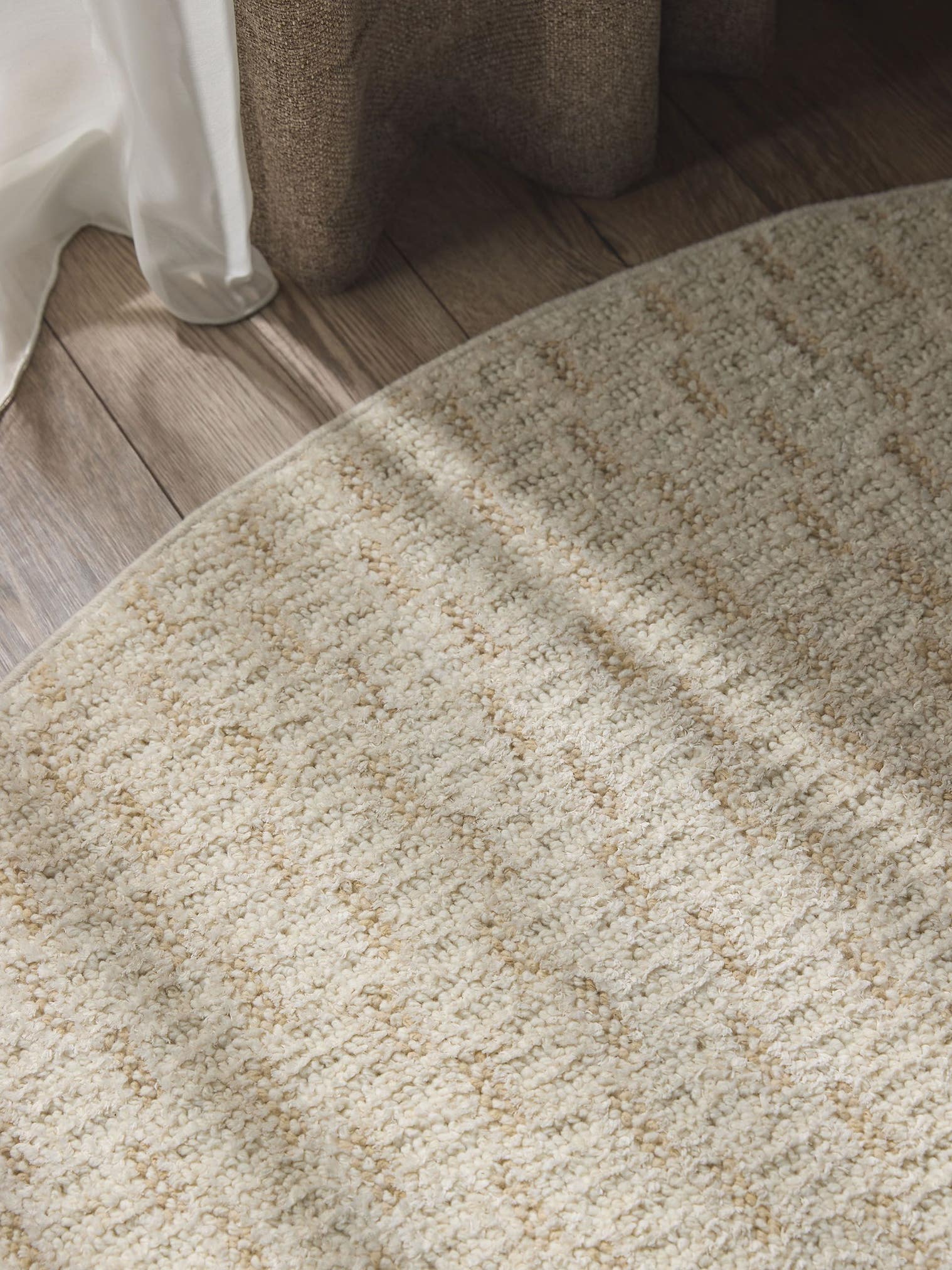 Tapijt van 100% Polyester in Wit met een 11 - 20 mm hoge pool van benuta Nest