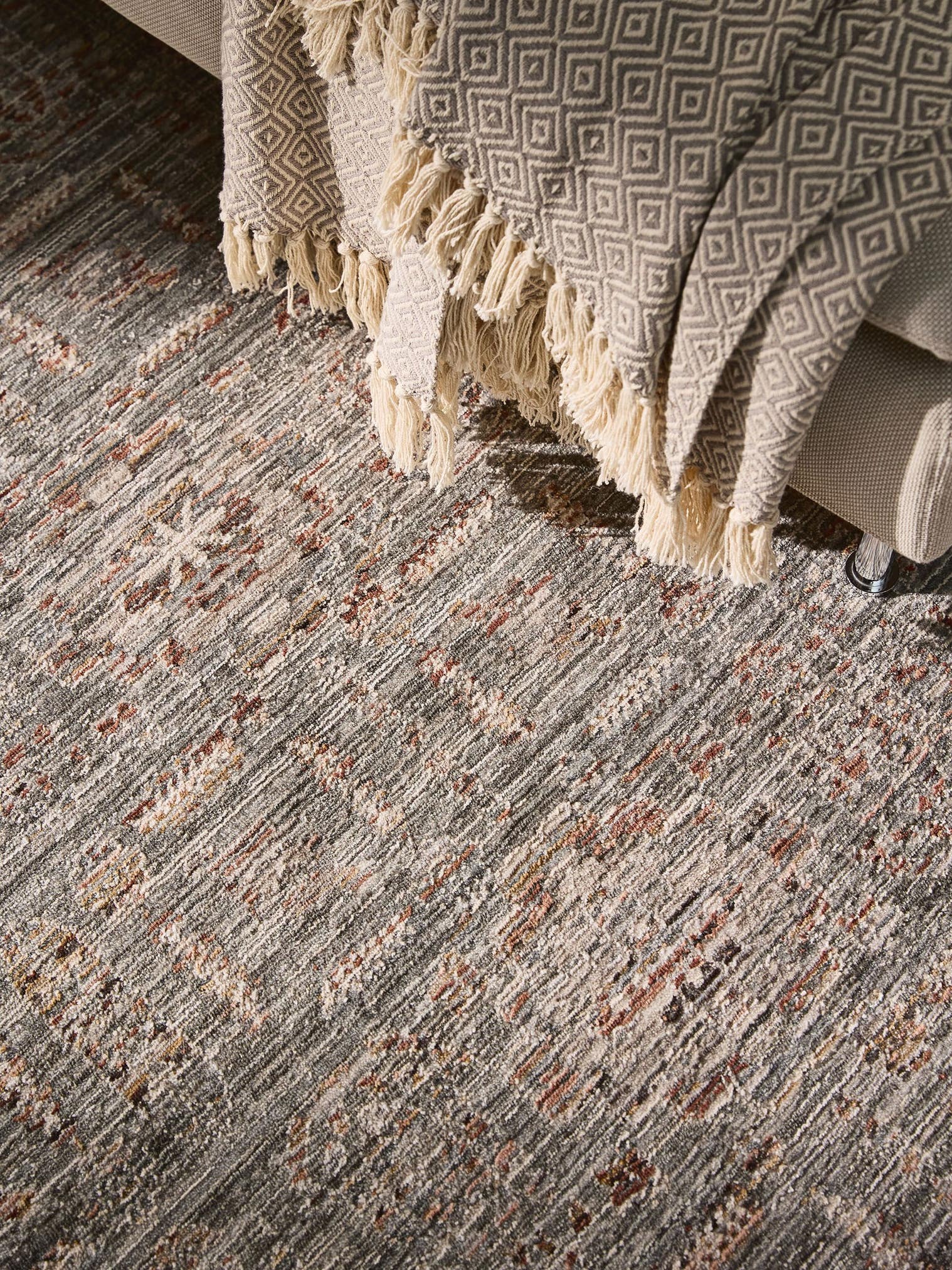 Teppich aus 100% Polyester in Grau mit bis 5 mm hohem Flor von benuta Nest