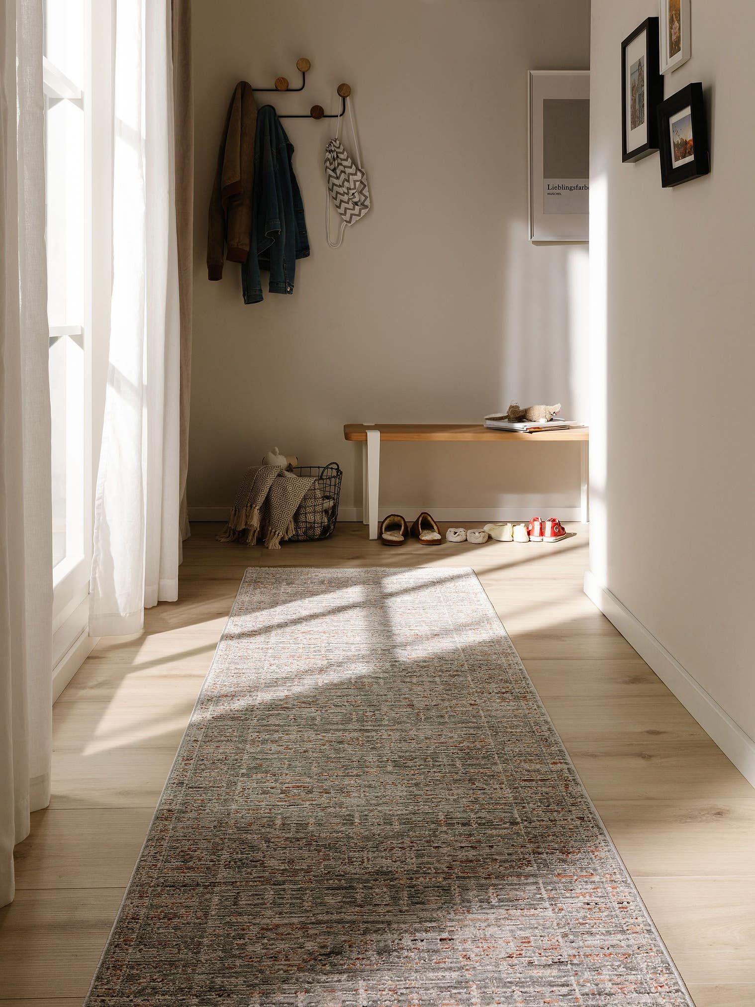 Teppich aus 100% Polyester in Grau mit bis 5 mm hohem Flor von benuta Nest