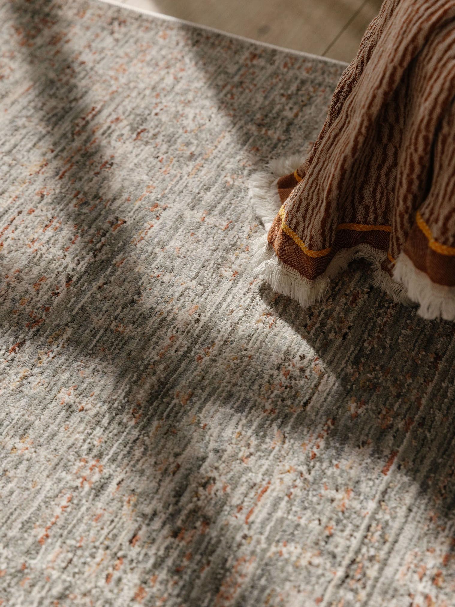 Teppich aus 100% Polyester in Grau mit bis 5 mm hohem Flor von benuta Nest