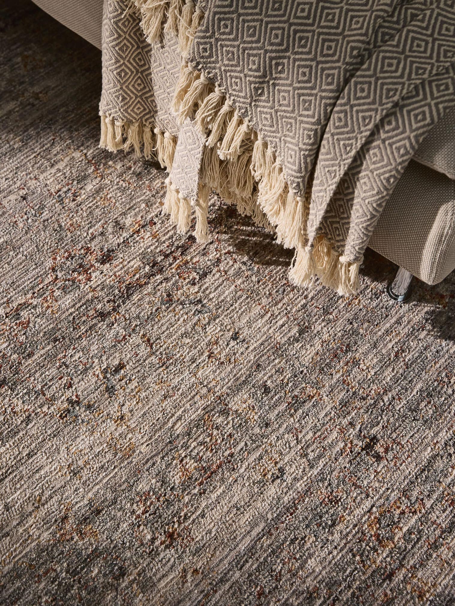 Teppich aus 100% Polyester in Grau mit bis 5 mm hohem Flor von benuta Nest