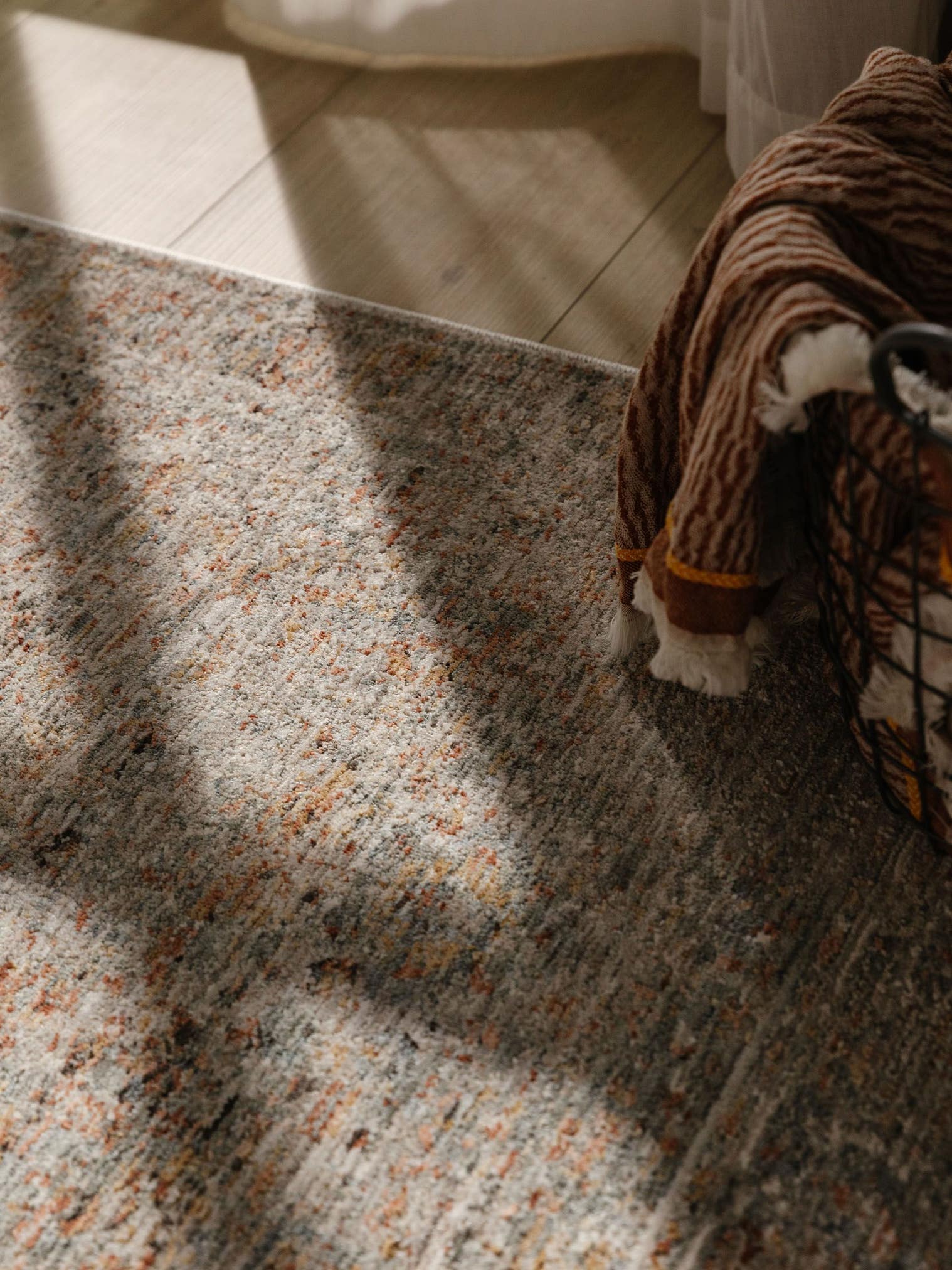 Alfombra de 100% Poliéster en Gris con un pelo de {{Placeholder_Pile Height}} de altura de benuta Nest