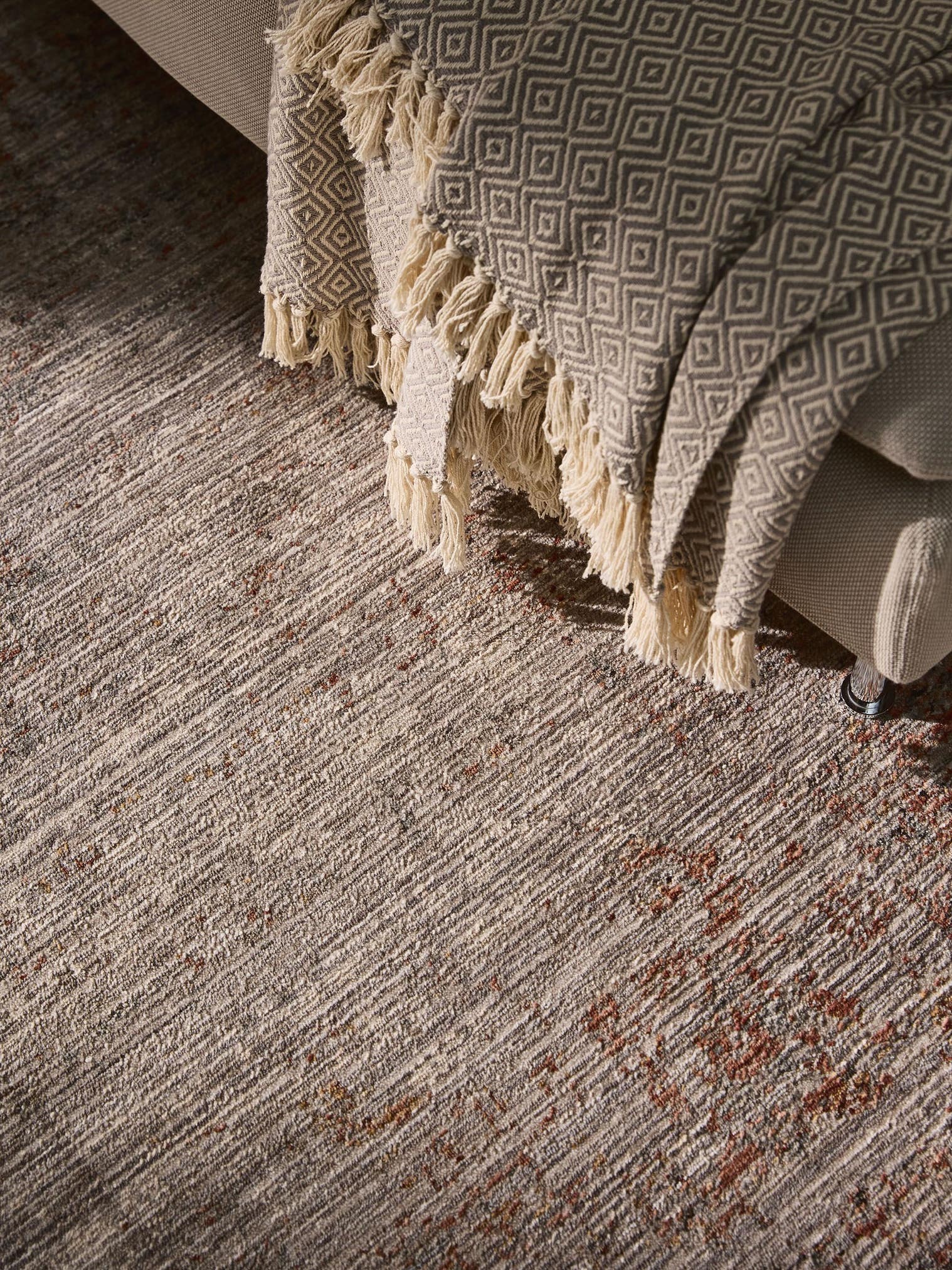 Rug made of 100% Polyester in Grey with a 1- 5 mm high pile by benuta Nest