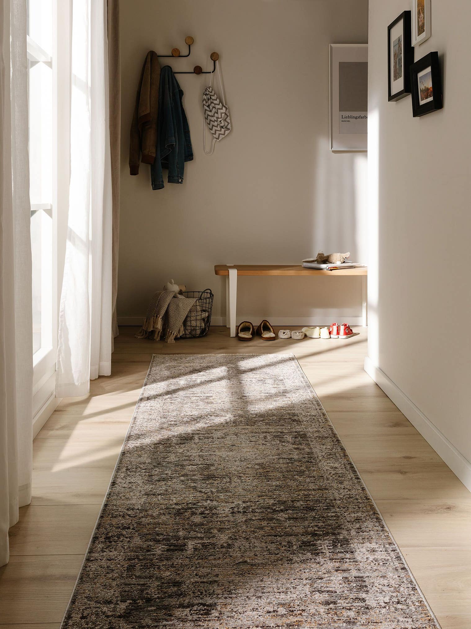 Teppich aus 100% Polyester in Grau mit bis 5 mm hohem Flor von benuta Nest