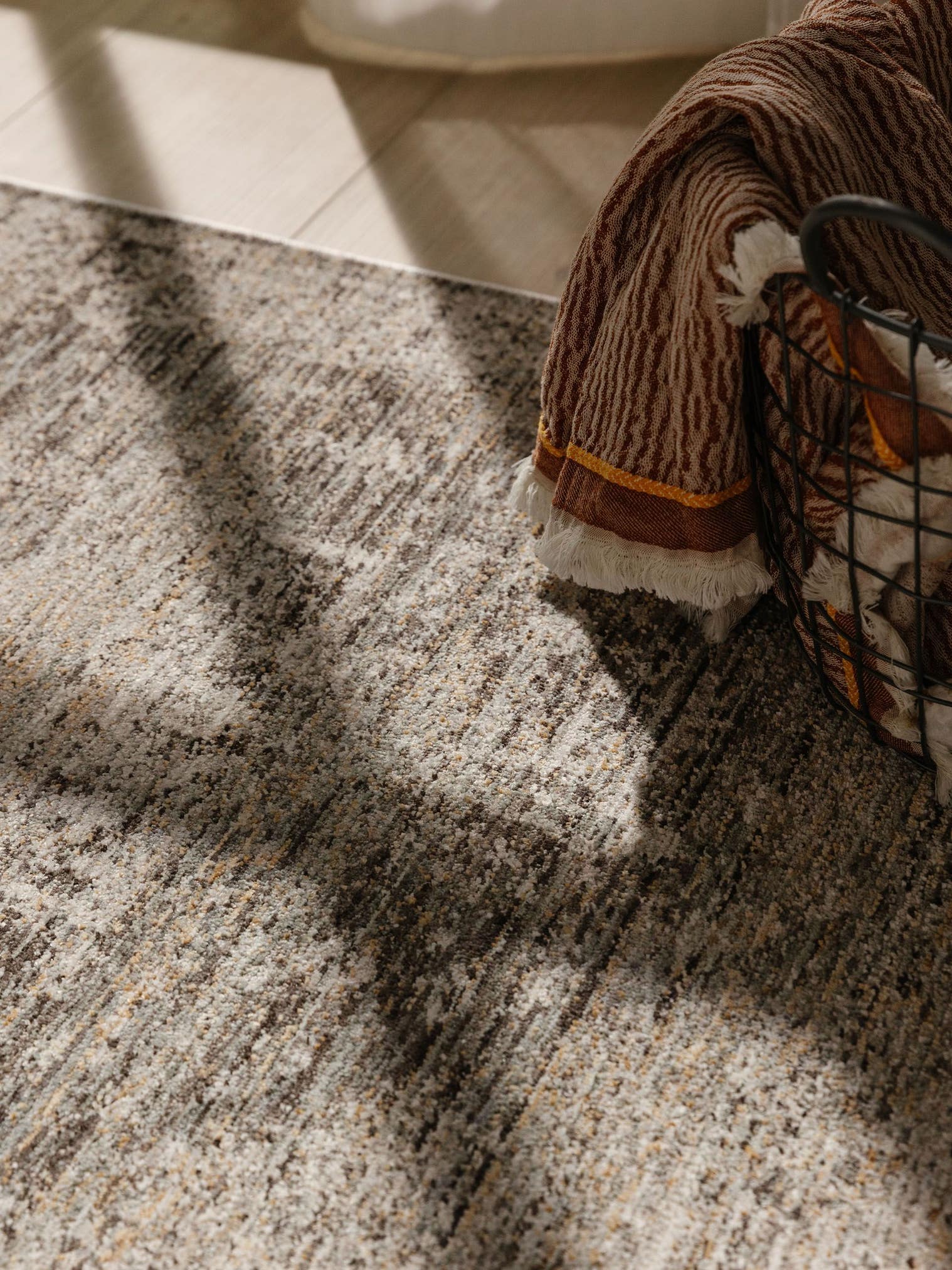 Teppich aus 100% Polyester in Grau mit bis 5 mm hohem Flor von benuta Nest