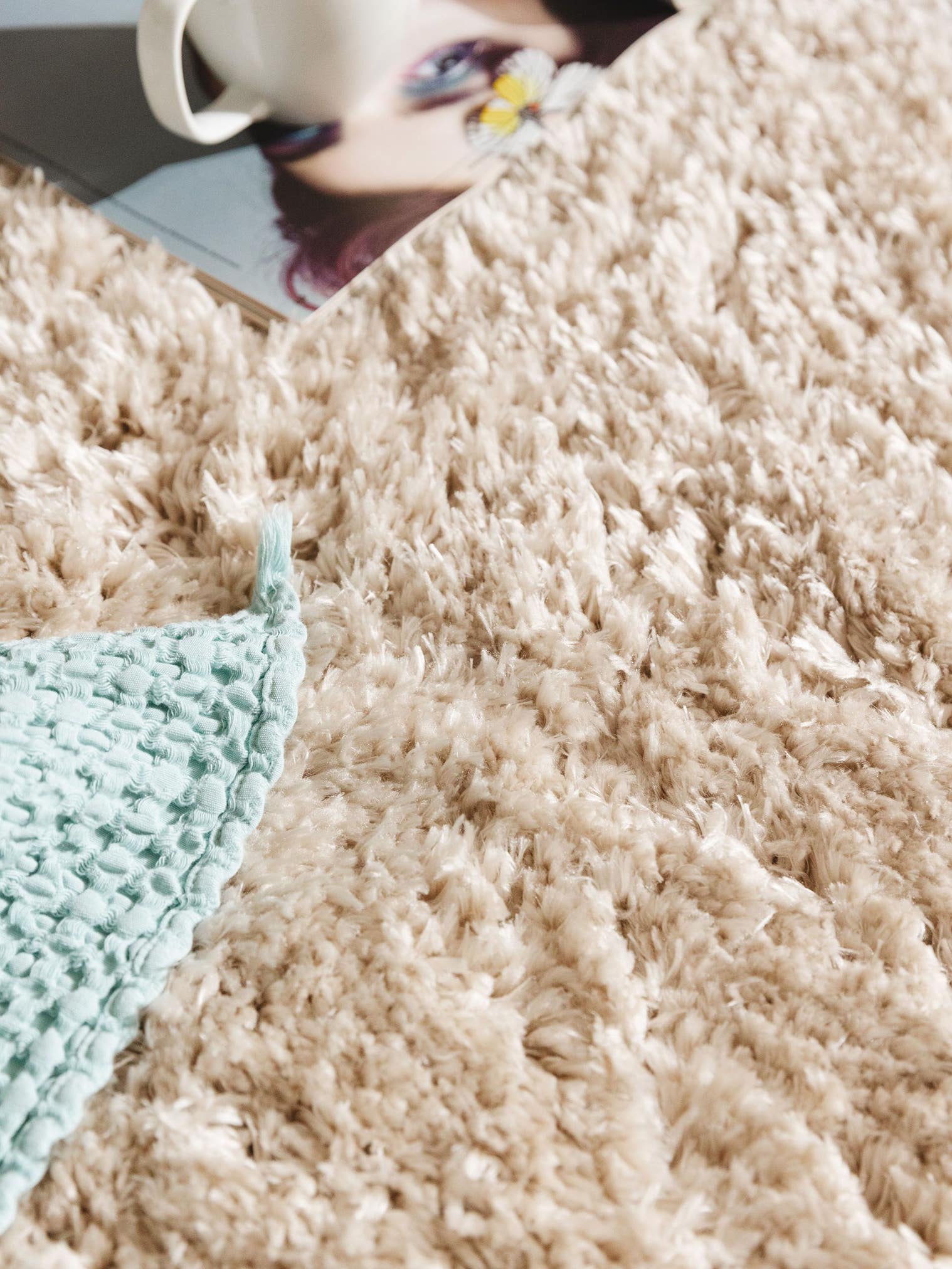 Matta av 100% Polyester i Beige med 41 - 50 mm hög lugg från benuta Pop