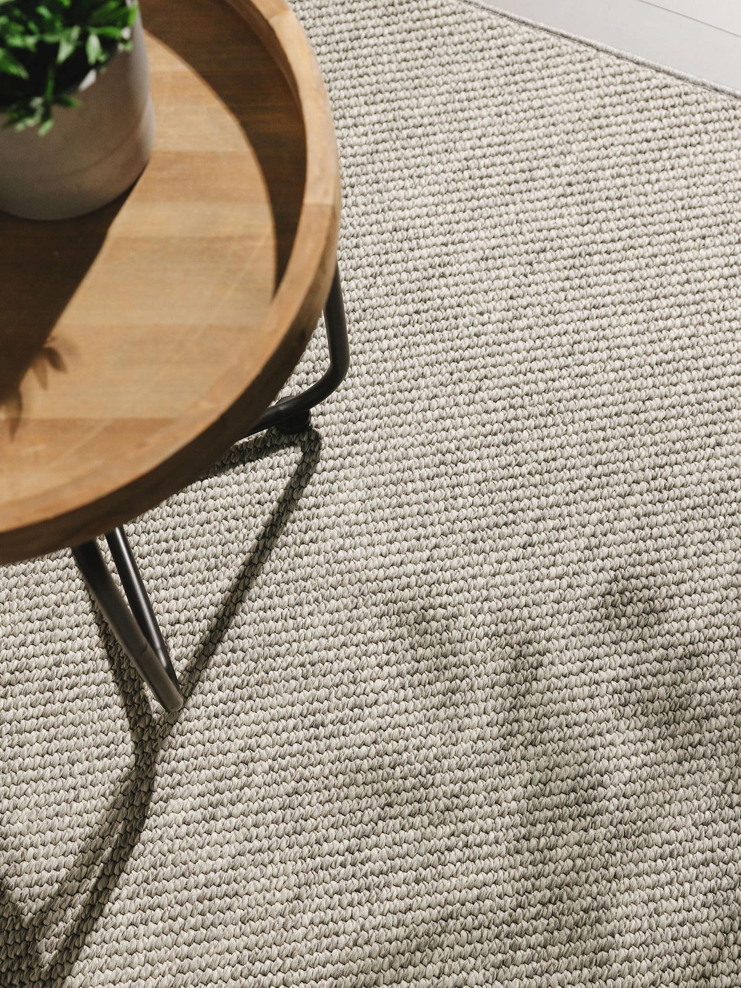 Teppich aus 100% Polypropylen in Grau mit bis 5 mm hohem Flor von benuta Basic