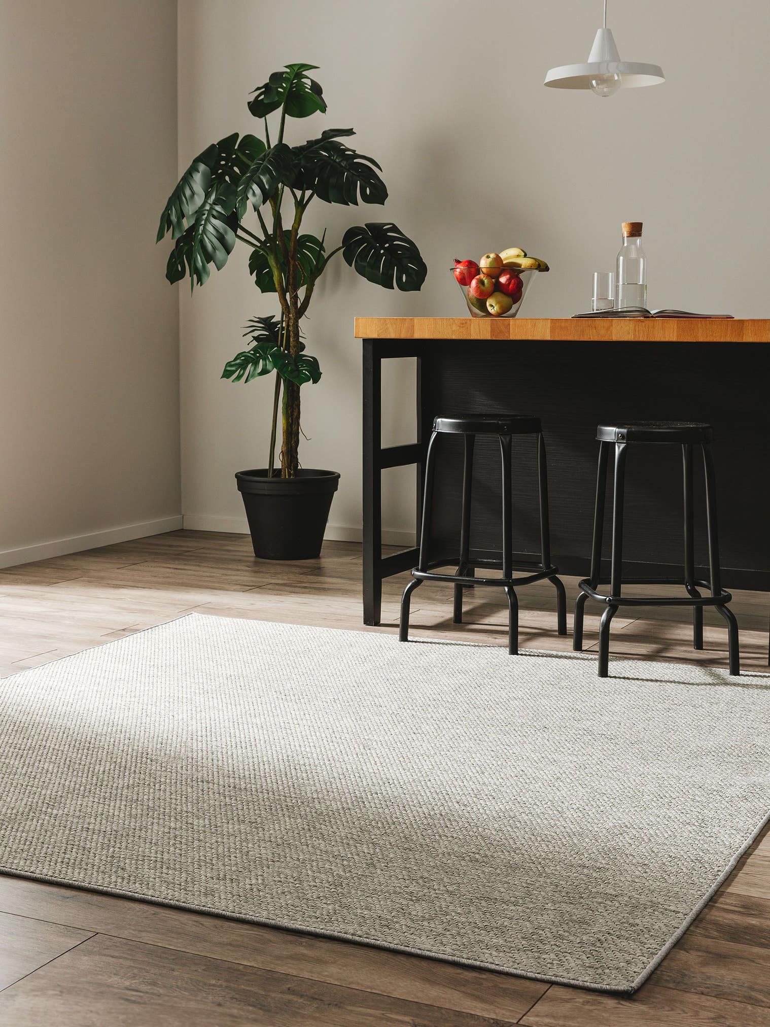 Teppich aus 100% Polypropylen in Grau mit bis 5 mm hohem Flor von benuta Basic
