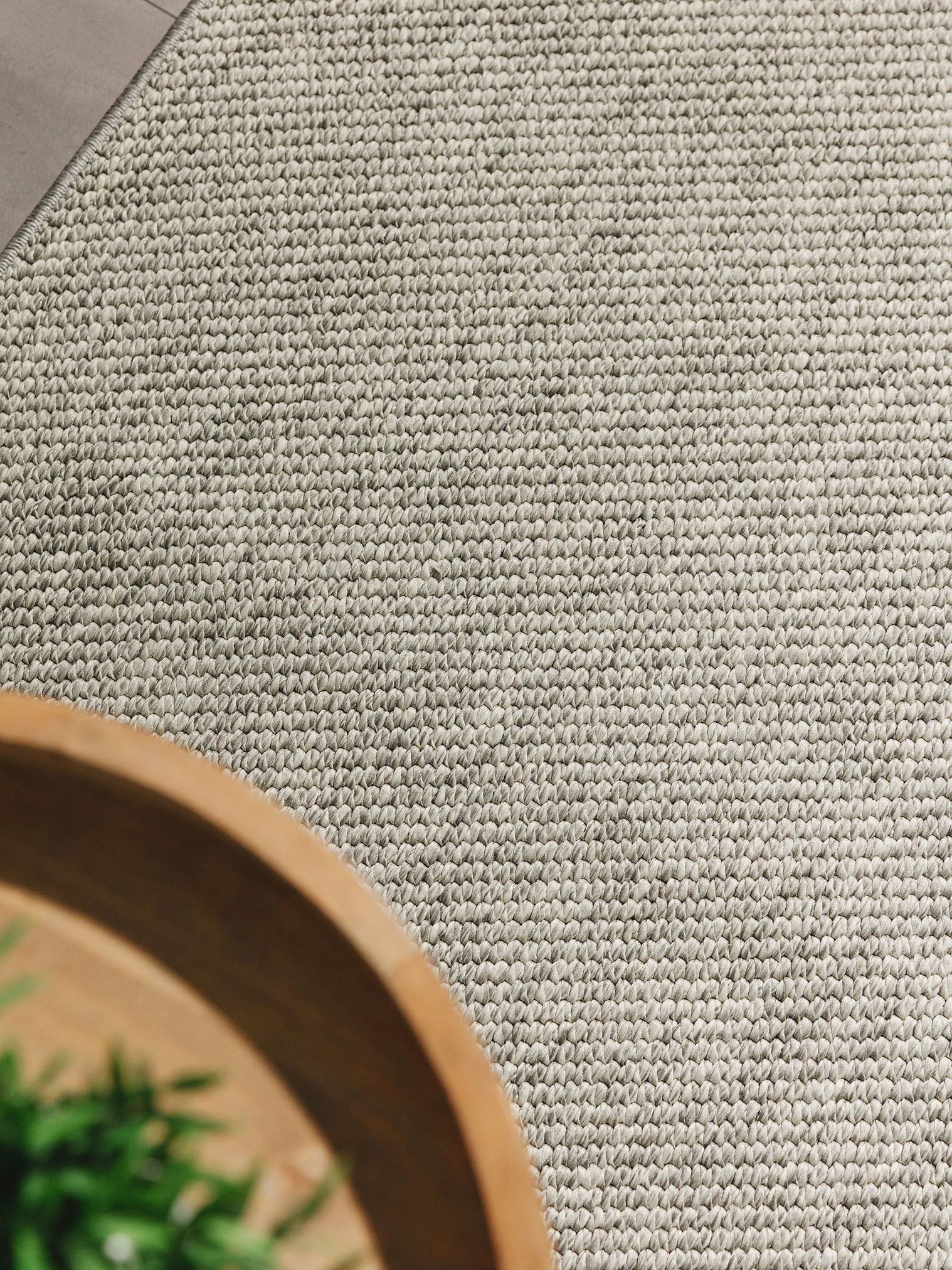 Teppich aus 100% Polypropylen in Grau mit bis 5 mm hohem Flor von benuta Basic