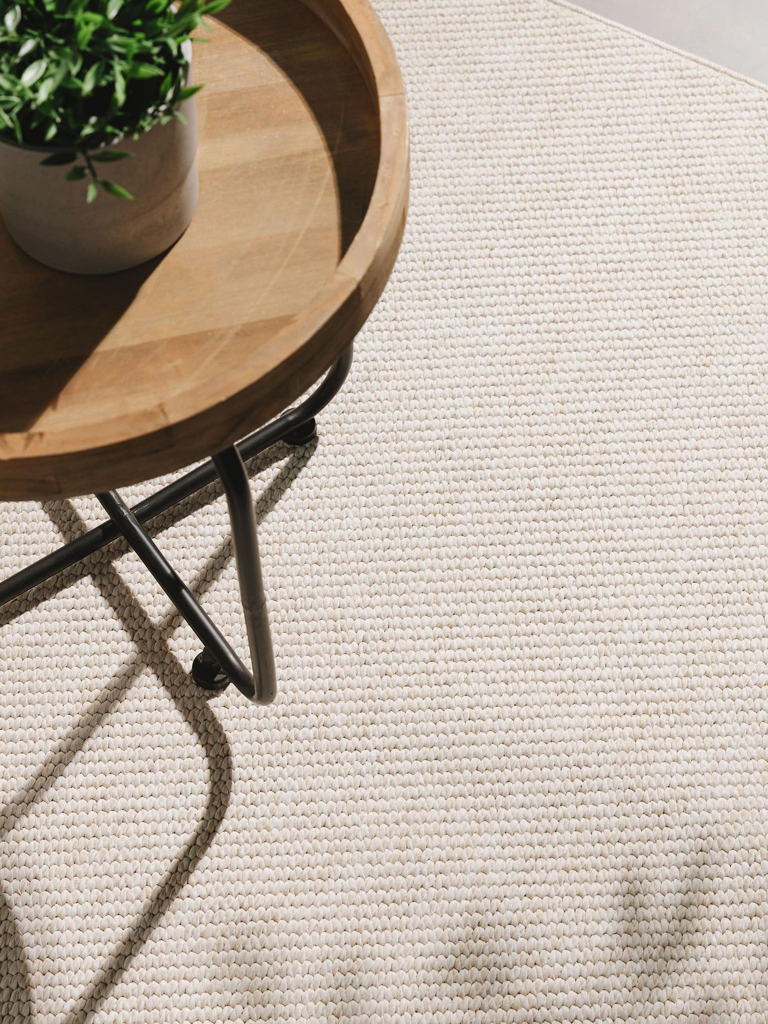 Teppich aus 100% Polypropylen in Weiß mit bis 5 mm hohem Flor von benuta Basic