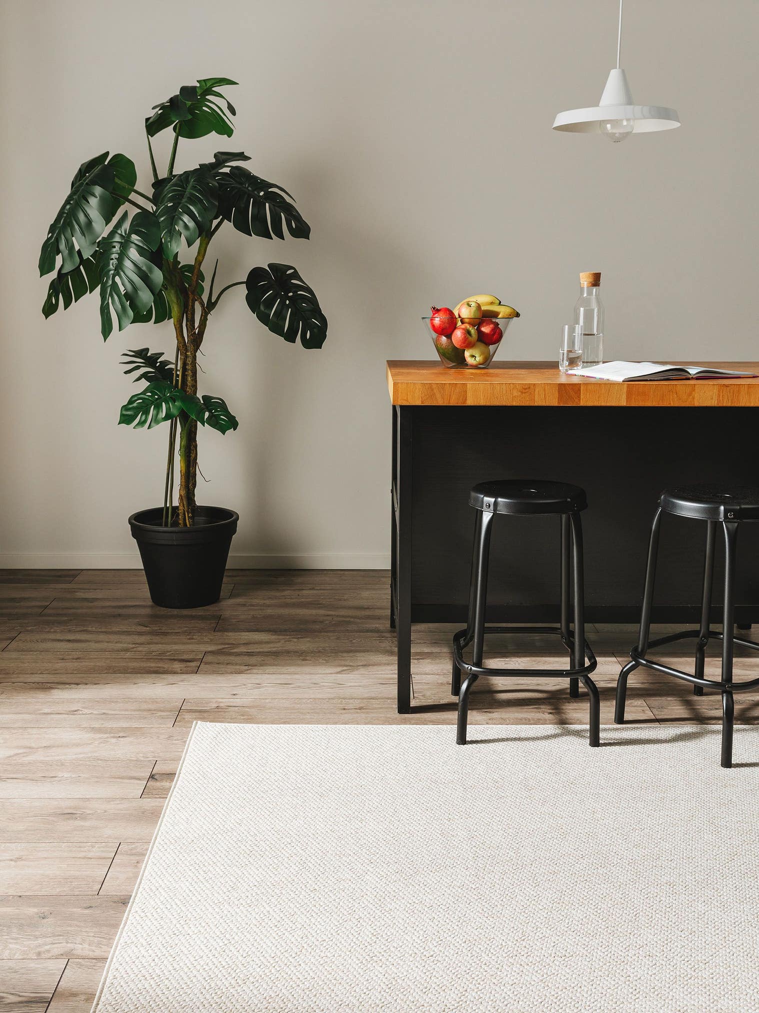 Teppich aus 100% Polypropylen in Weiß mit bis 5 mm hohem Flor von benuta Basic