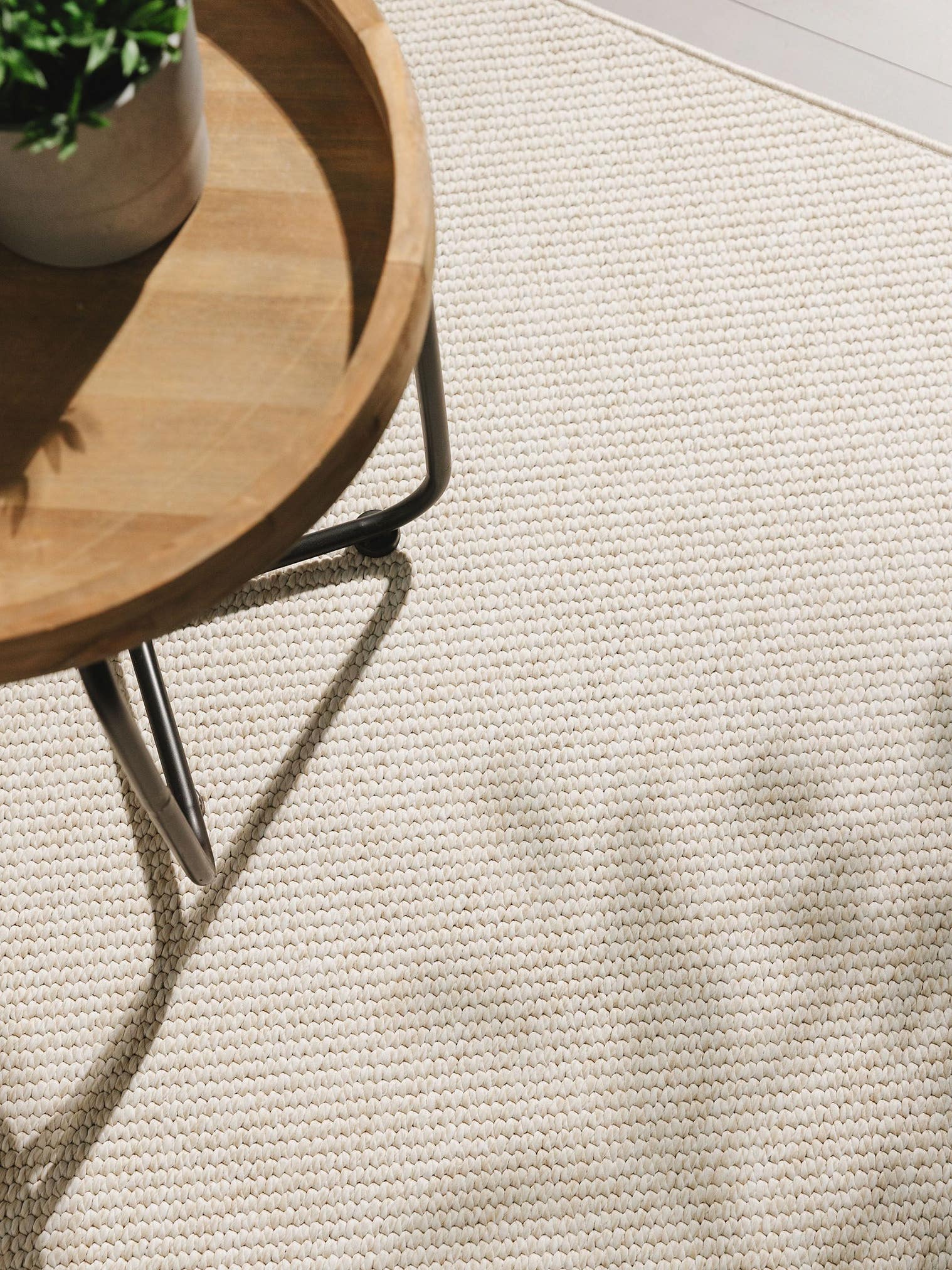 Teppich aus 100% Polypropylen in Weiß mit bis 5 mm hohem Flor von benuta Basic