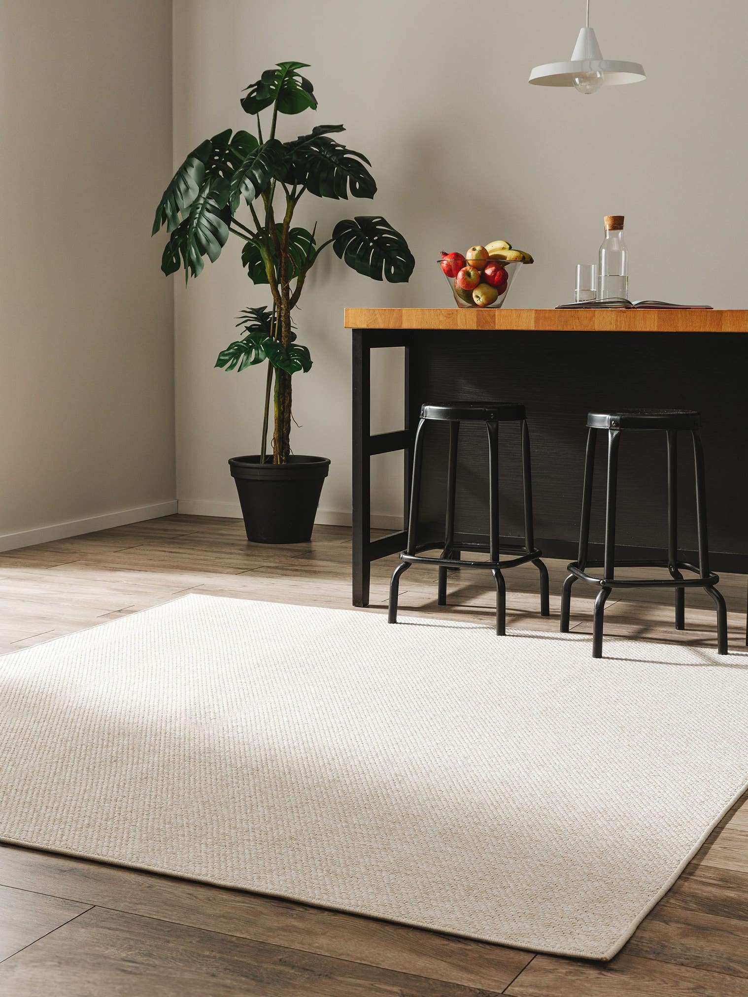 Teppich aus 100% Polypropylen in Weiß mit bis 5 mm hohem Flor von benuta Basic
