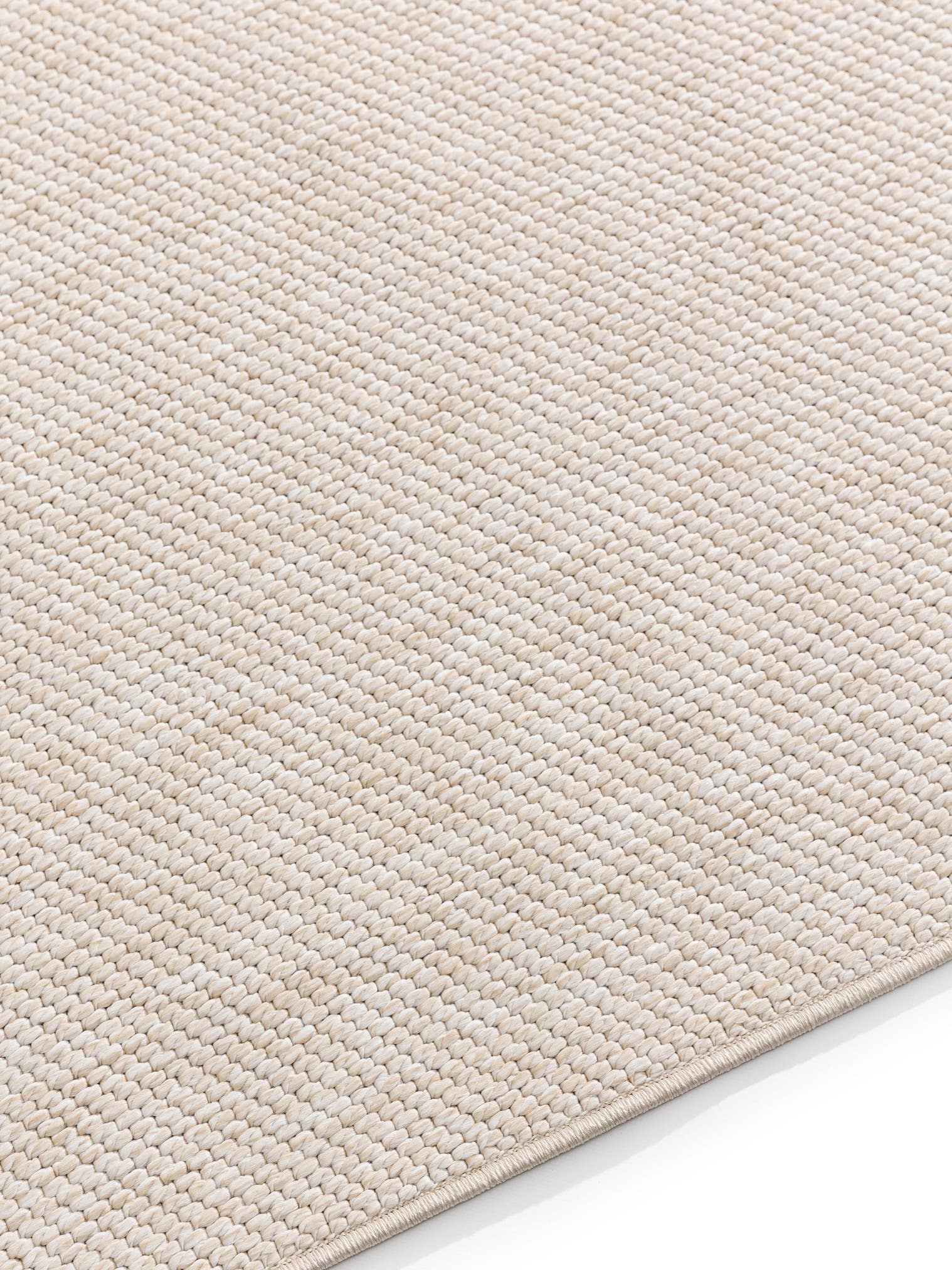 Teppich aus 100% Polypropylen in Weiß mit bis 5 mm hohem Flor von benuta Basic