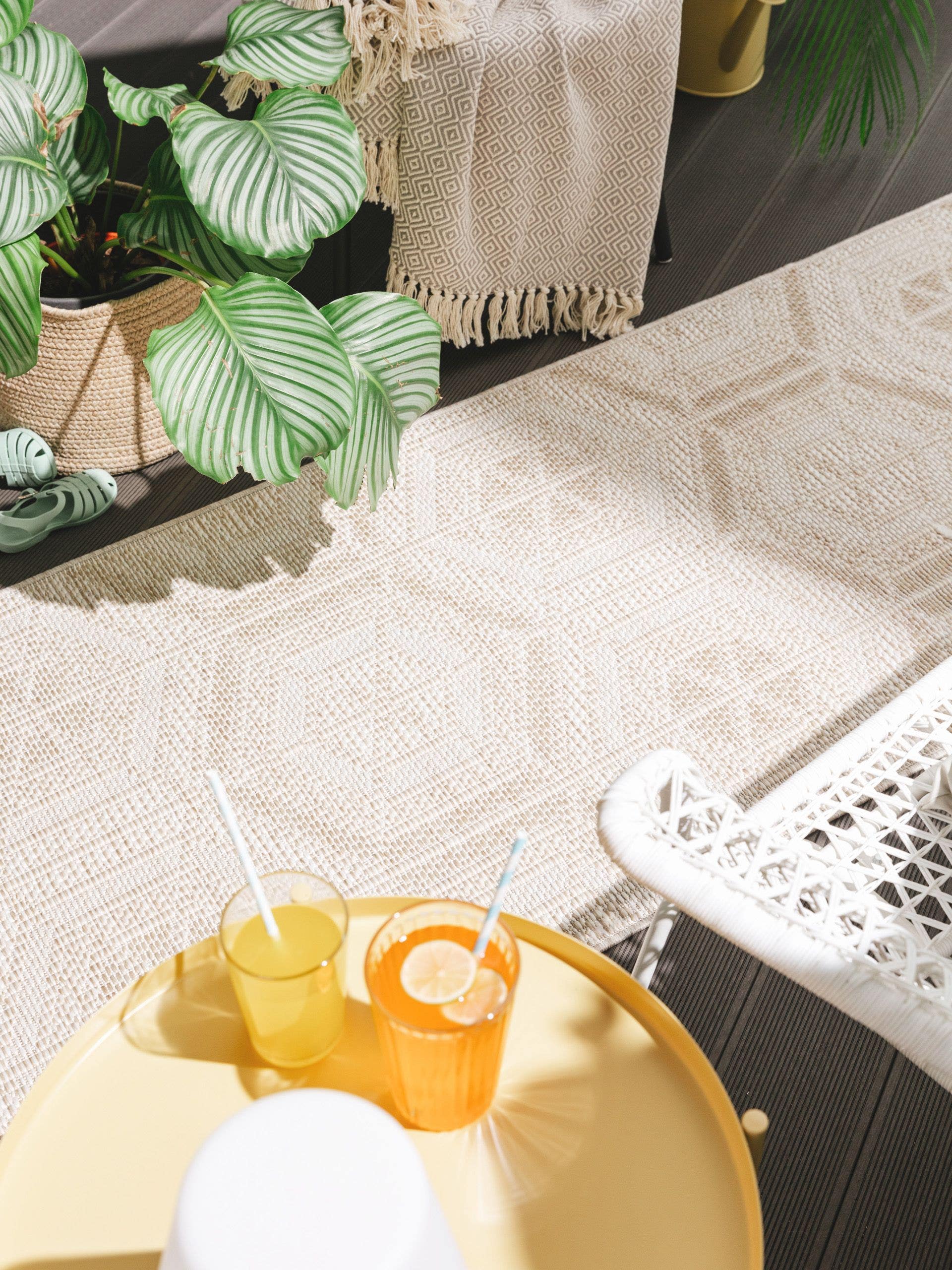 Rug made of 100% Polypropylene in White with a 1- 5 mm high pile by benuta Nest