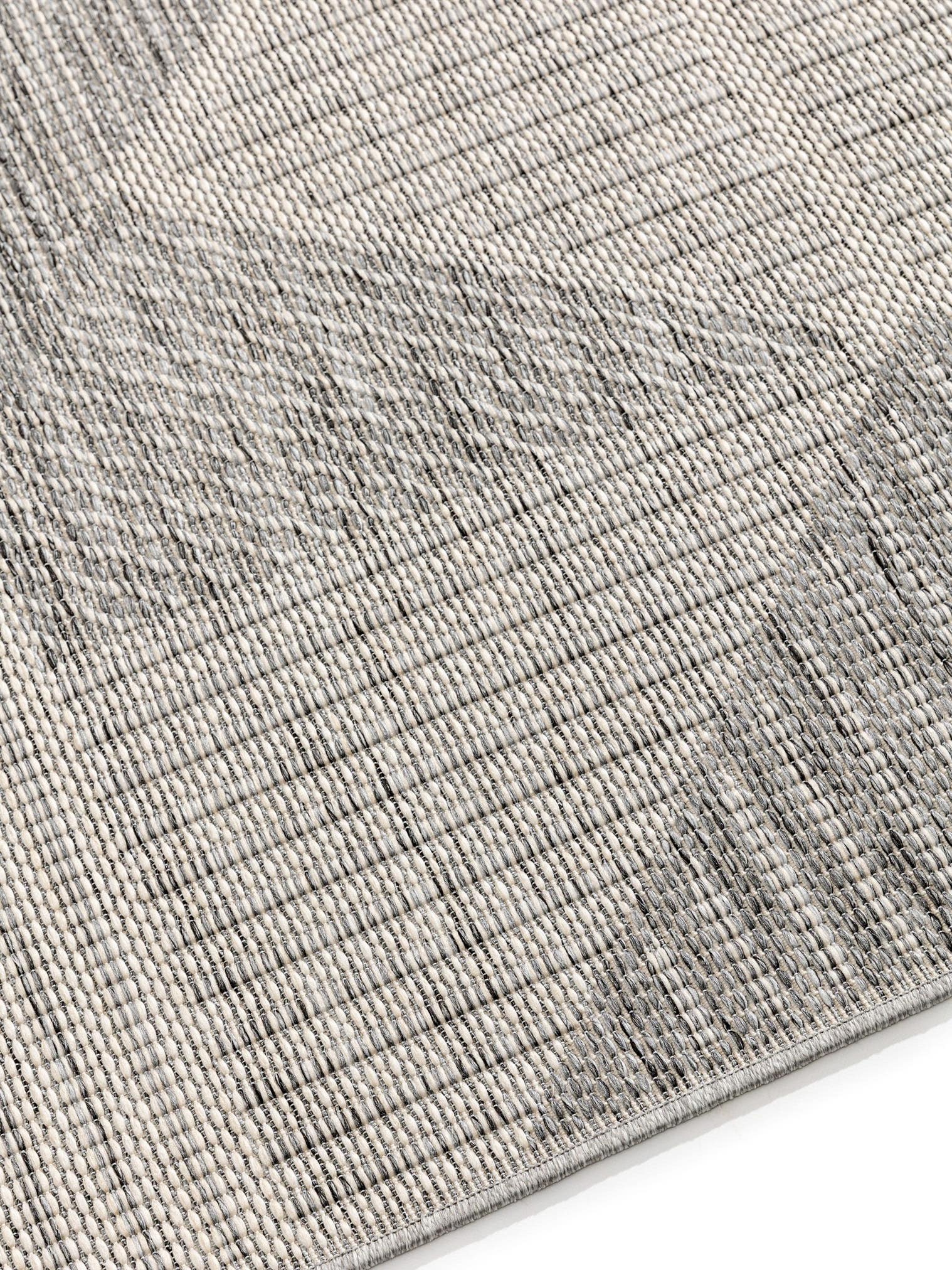 Teppich aus 100% Polypropylen in Grau mit bis 5 mm hohem Flor von benuta Nest