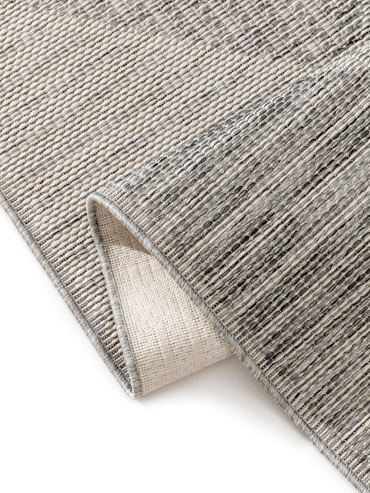Teppich aus 100% Polypropylen in Grau mit bis 5 mm hohem Flor von benuta Nest