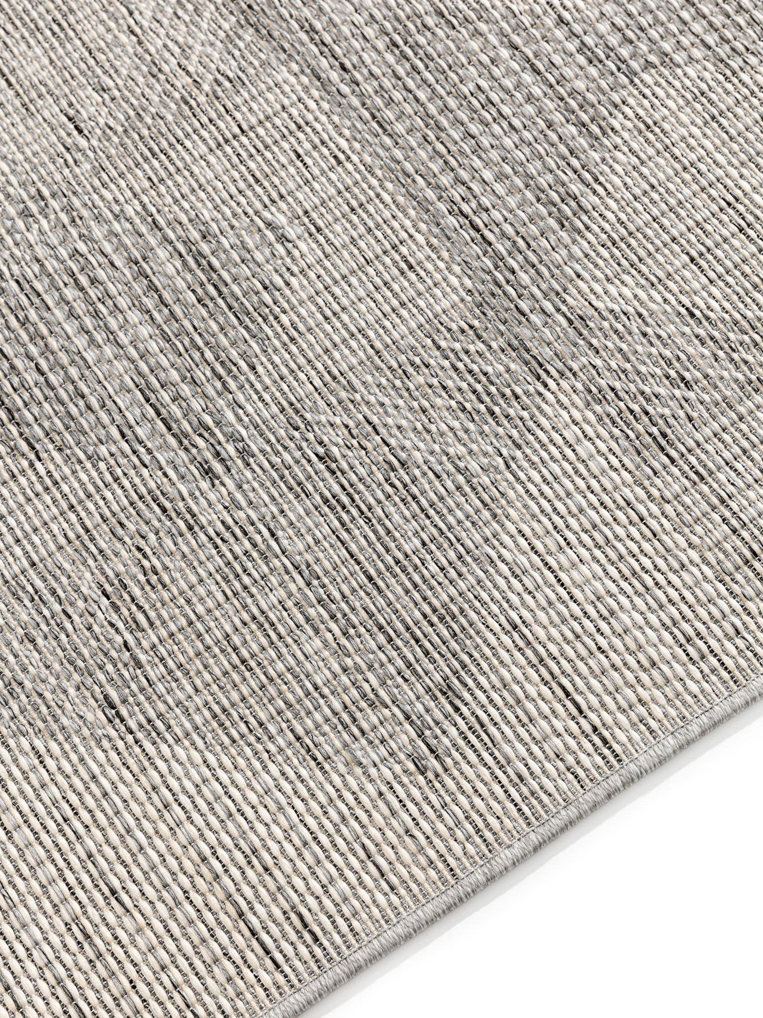 Teppich aus 100% Polypropylen in Grau mit bis 5 mm hohem Flor von benuta Nest
