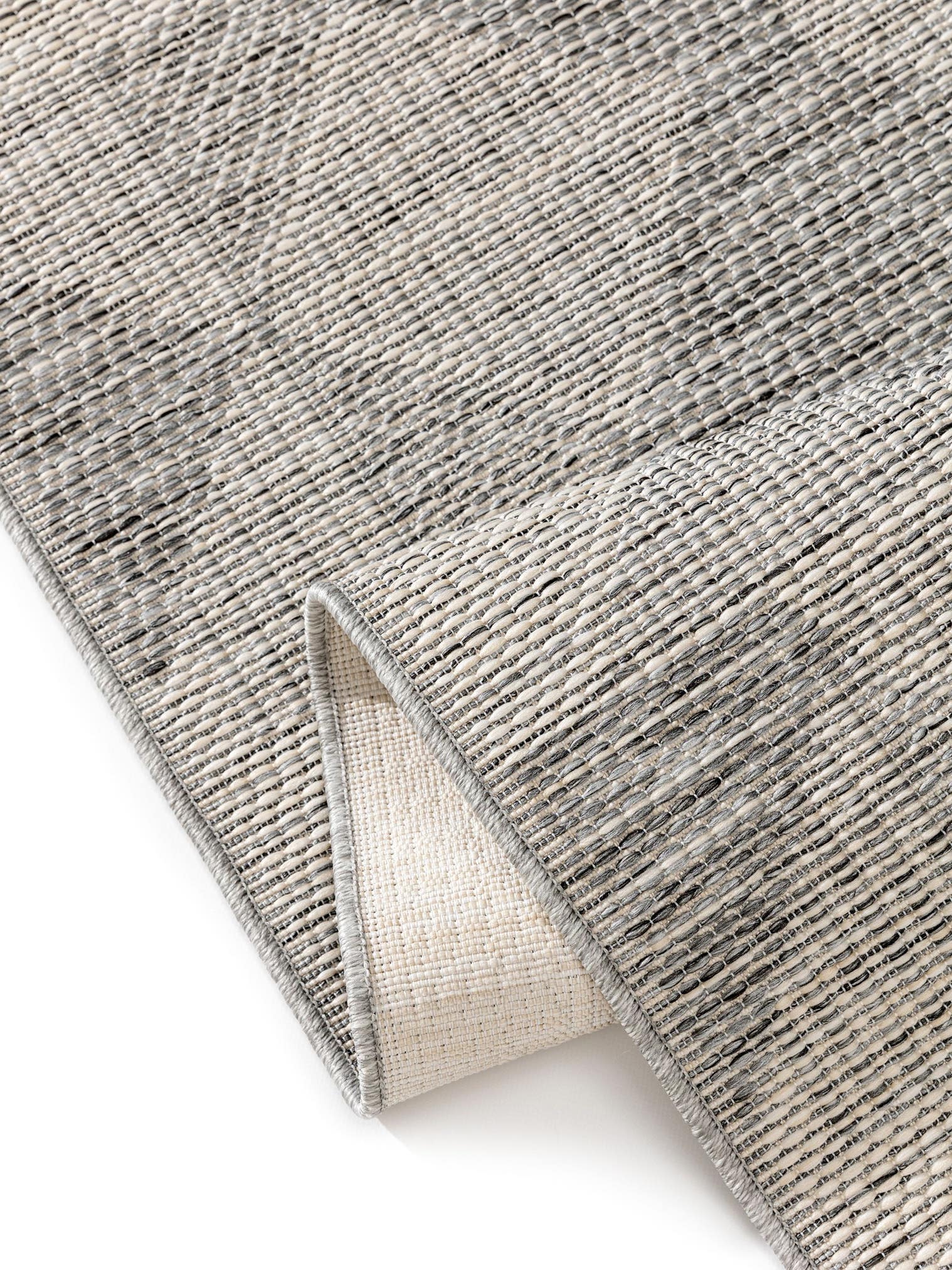 Teppich aus 100% Polypropylen in Grau mit bis 5 mm hohem Flor von benuta Nest