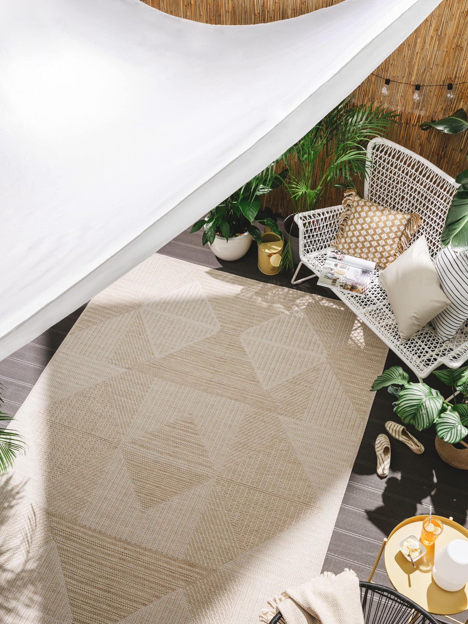 Teppich aus 100% Polypropylen in Weiß mit bis 5 mm hohem Flor von benuta Nest