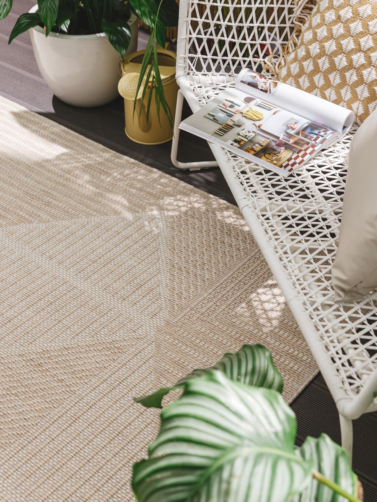 Teppich aus 100% Polypropylen in Weiß mit bis 5 mm hohem Flor von benuta Nest