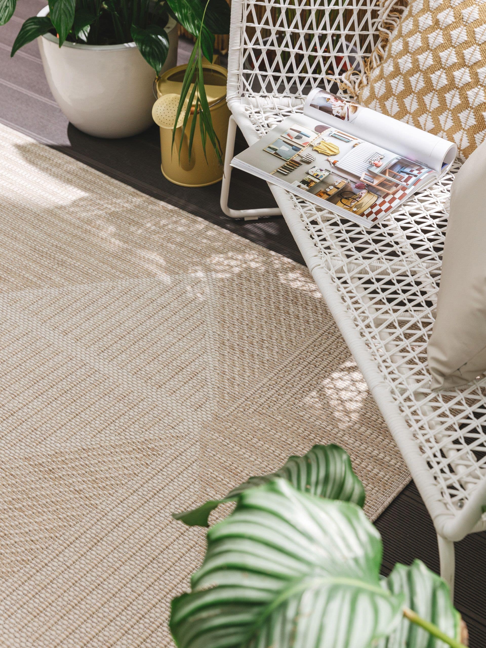Rug made of 100% Polypropylene in White with a 1- 5 mm high pile by benuta Nest