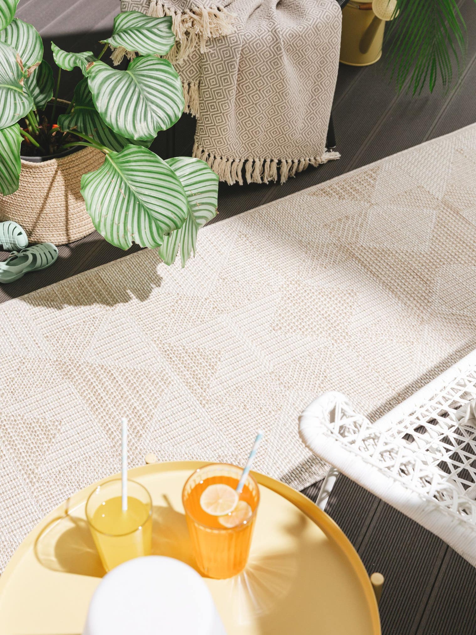 Teppich aus 100% Polypropylen in Weiß mit bis 5 mm hohem Flor von benuta Nest