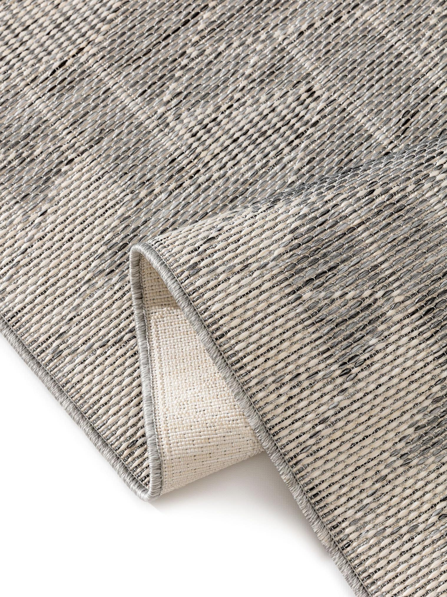 Teppich aus 100% Polypropylen in Grau mit bis 5 mm hohem Flor von benuta Nest