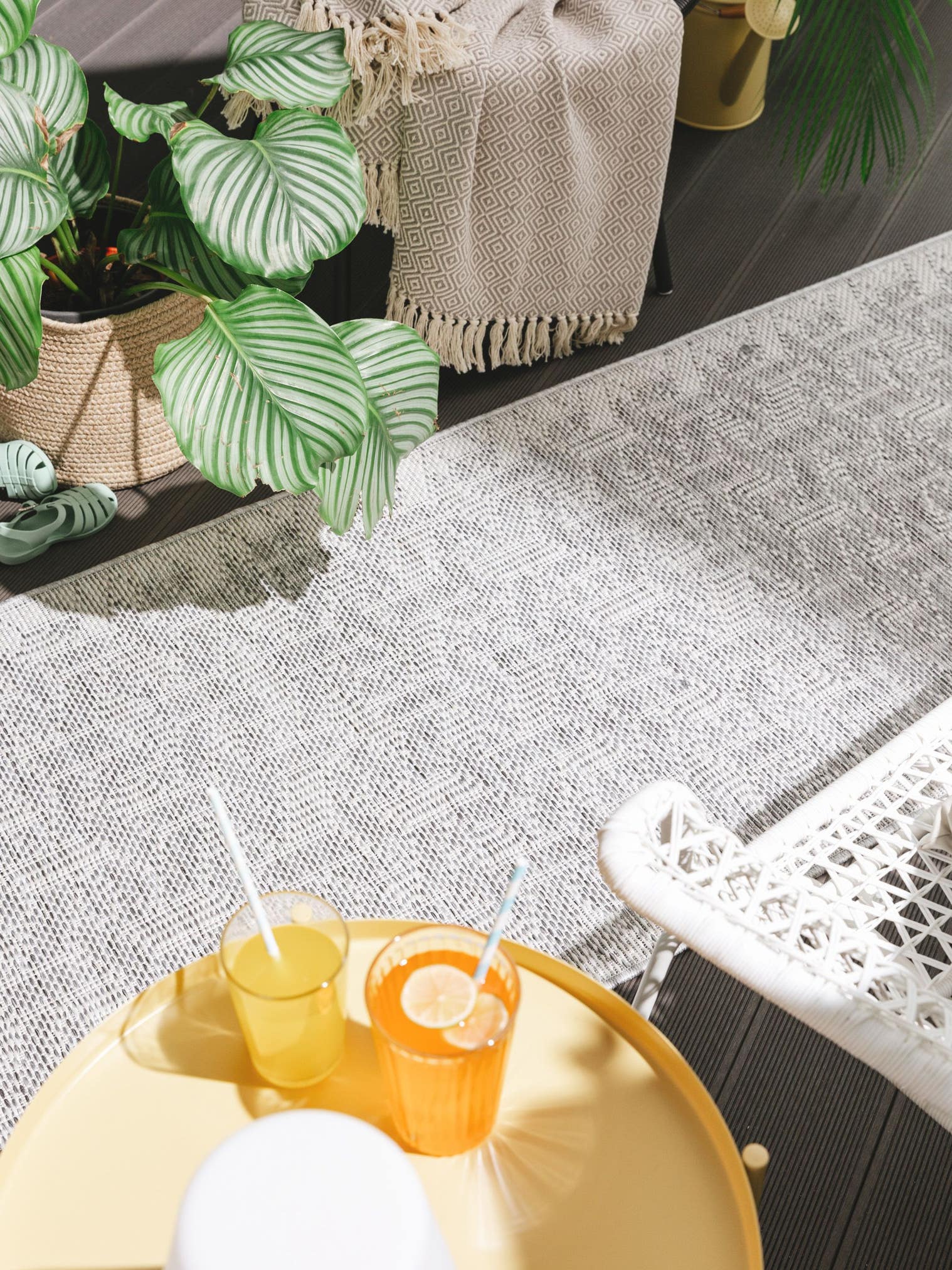 Teppich aus 100% Polypropylen in Grau mit bis 5 mm hohem Flor von benuta Nest