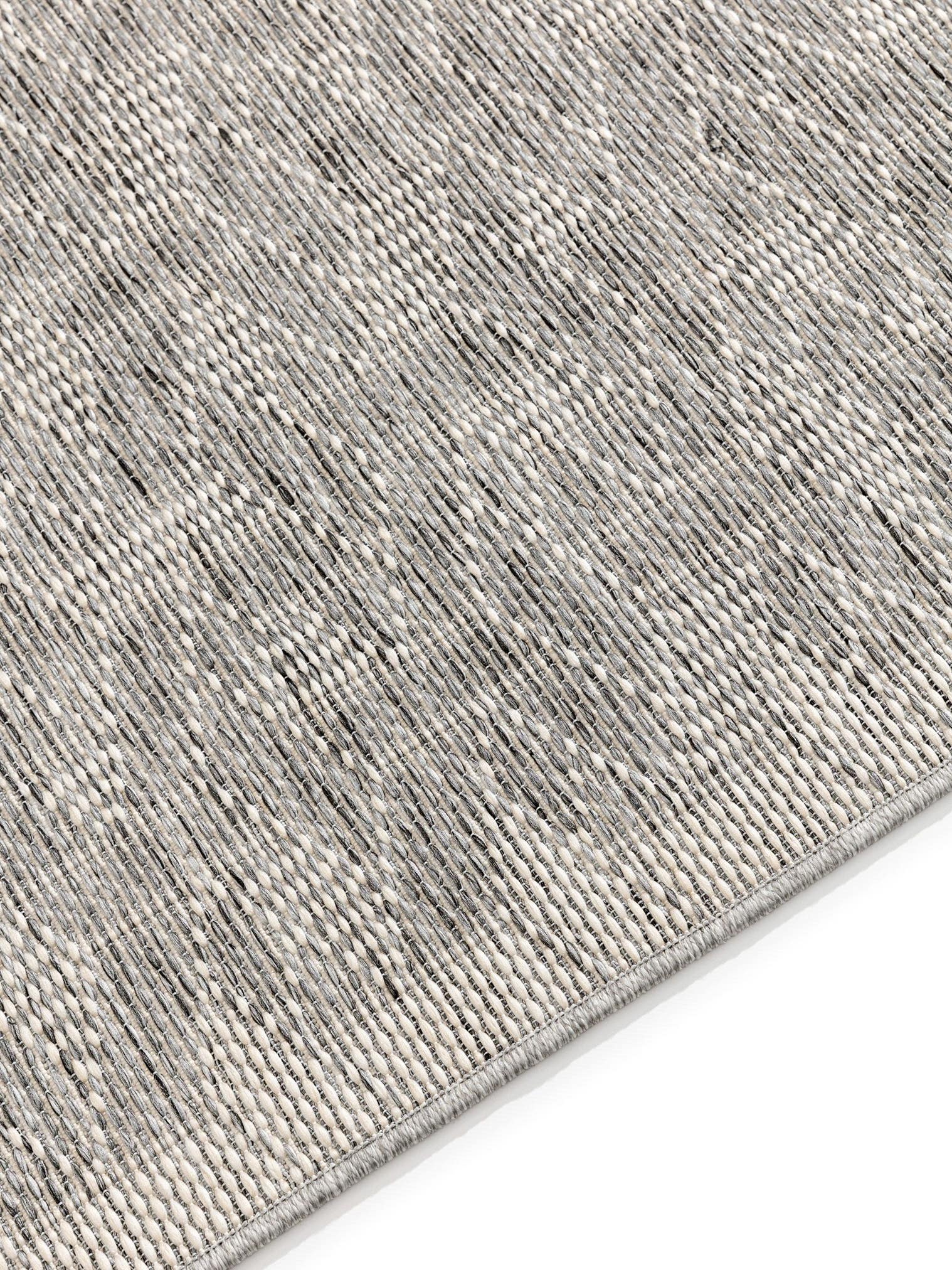 Teppich aus 100% Polypropylen in Grau mit bis 5 mm hohem Flor von benuta Nest