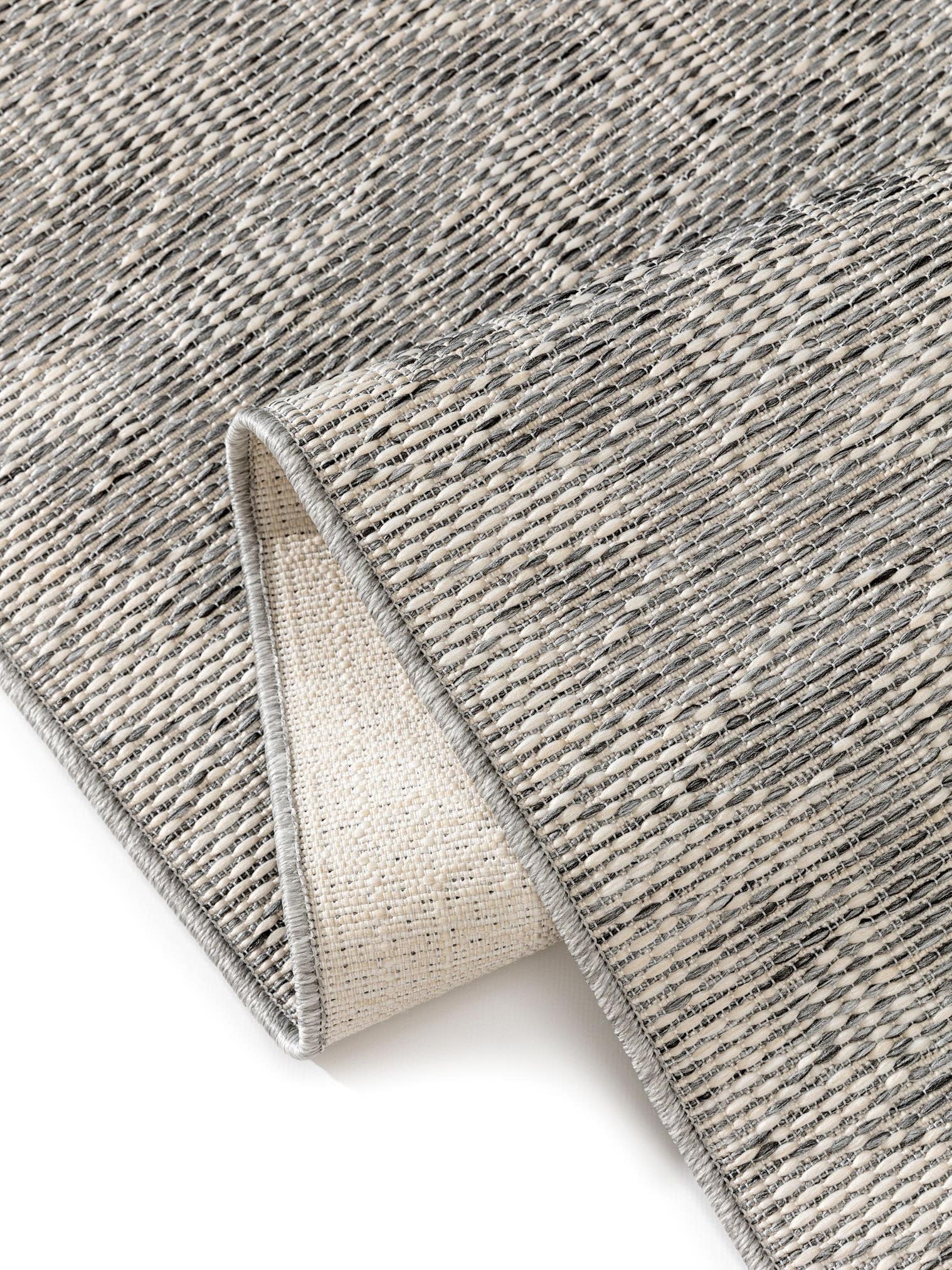 Teppich aus 100% Polypropylen in Grau mit bis 5 mm hohem Flor von benuta Nest