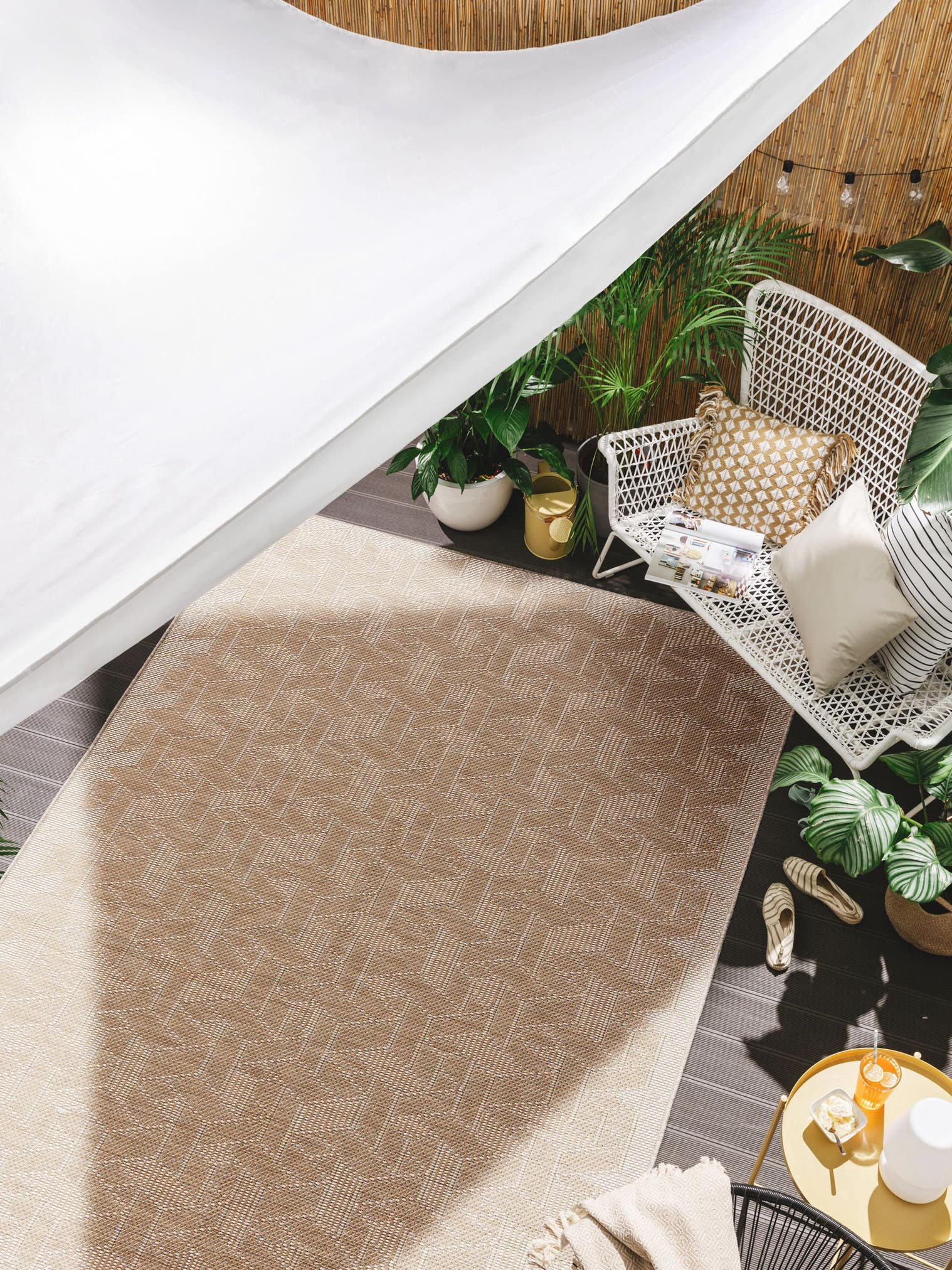 Teppich aus 100% Polypropylen in Weiß mit bis 5 mm hohem Flor von benuta Nest