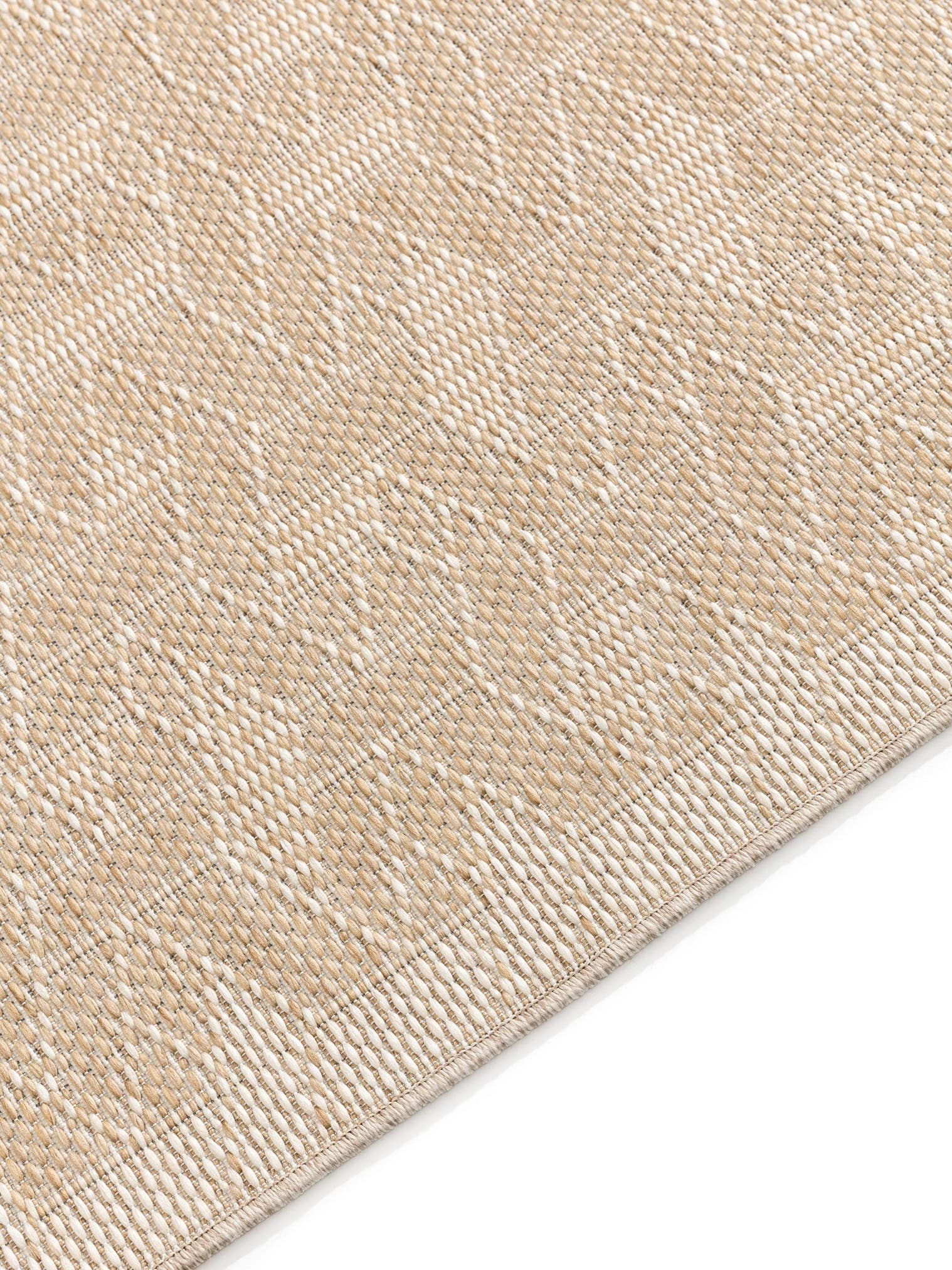 Teppich aus 100% Polypropylen in Weiß mit bis 5 mm hohem Flor von benuta Nest