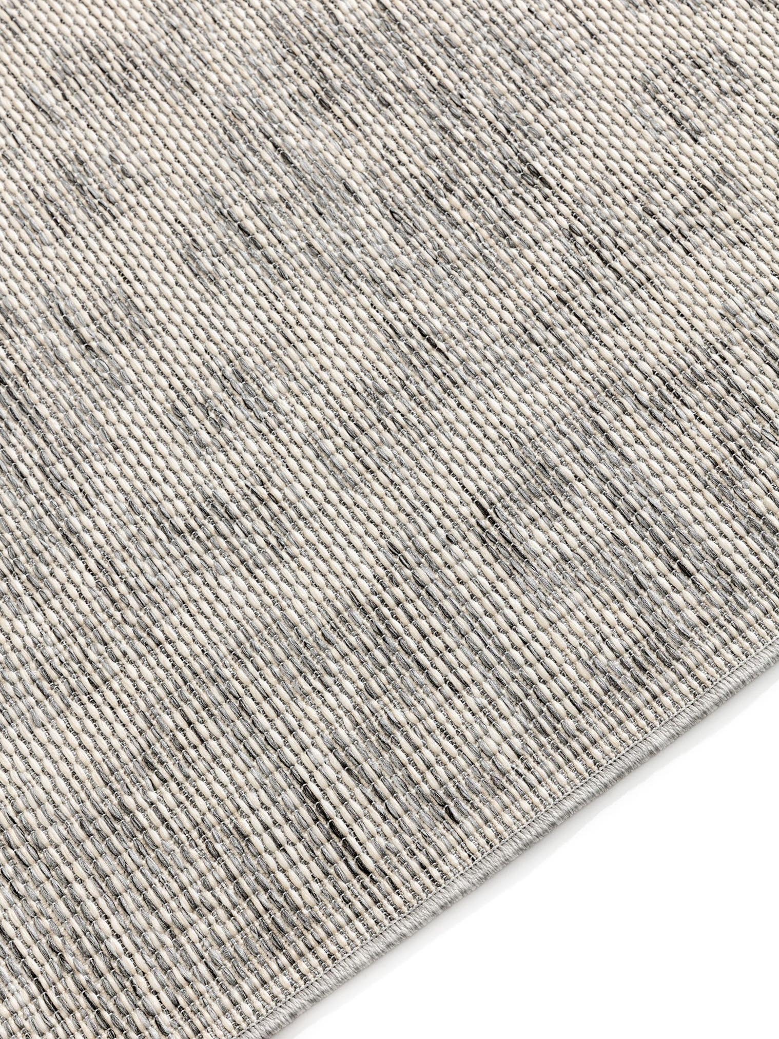 Teppich aus 100% Polypropylen in Grau mit bis 5 mm hohem Flor von benuta Nest