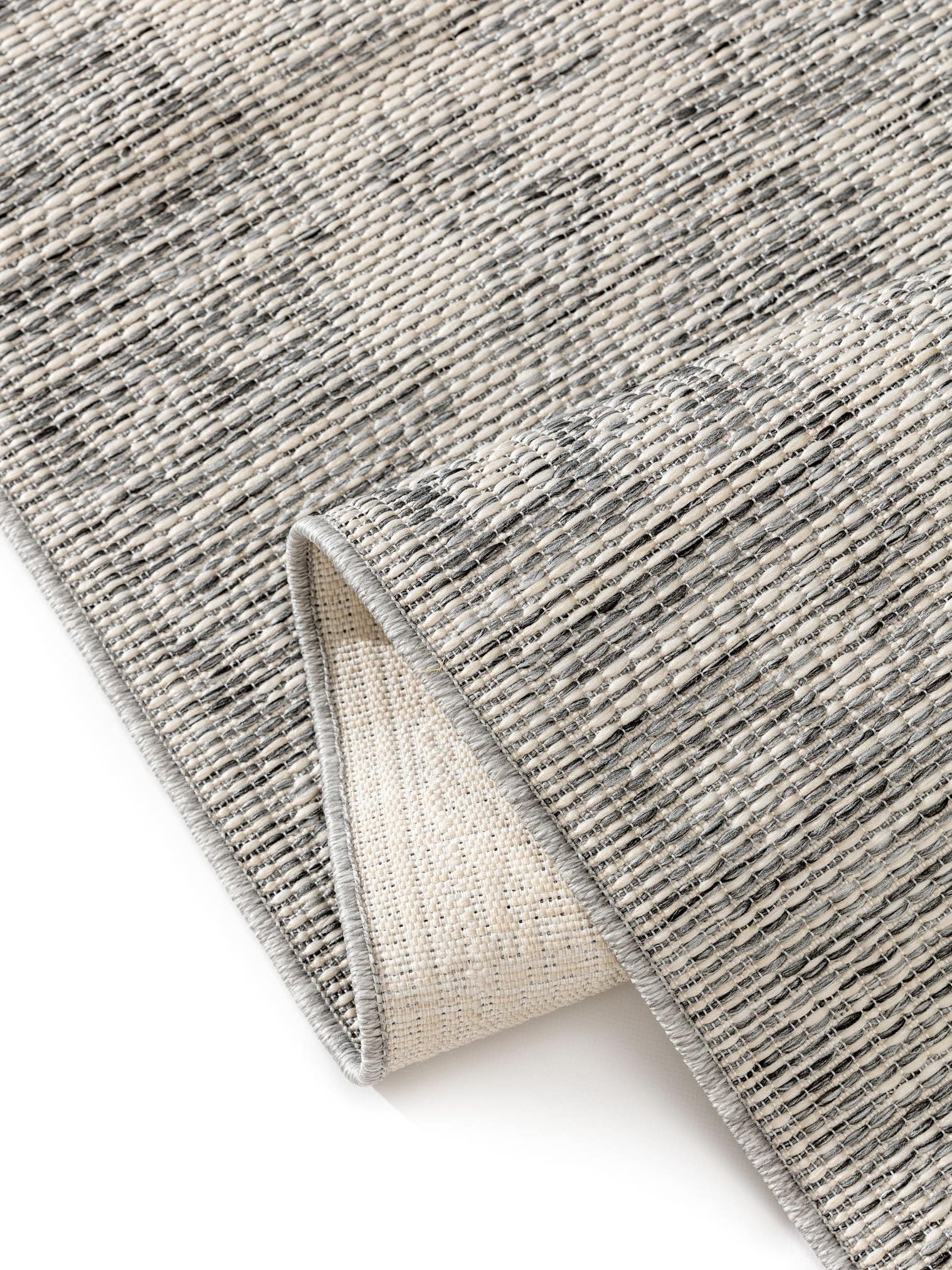 Teppich aus 100% Polypropylen in Grau mit bis 5 mm hohem Flor von benuta Nest