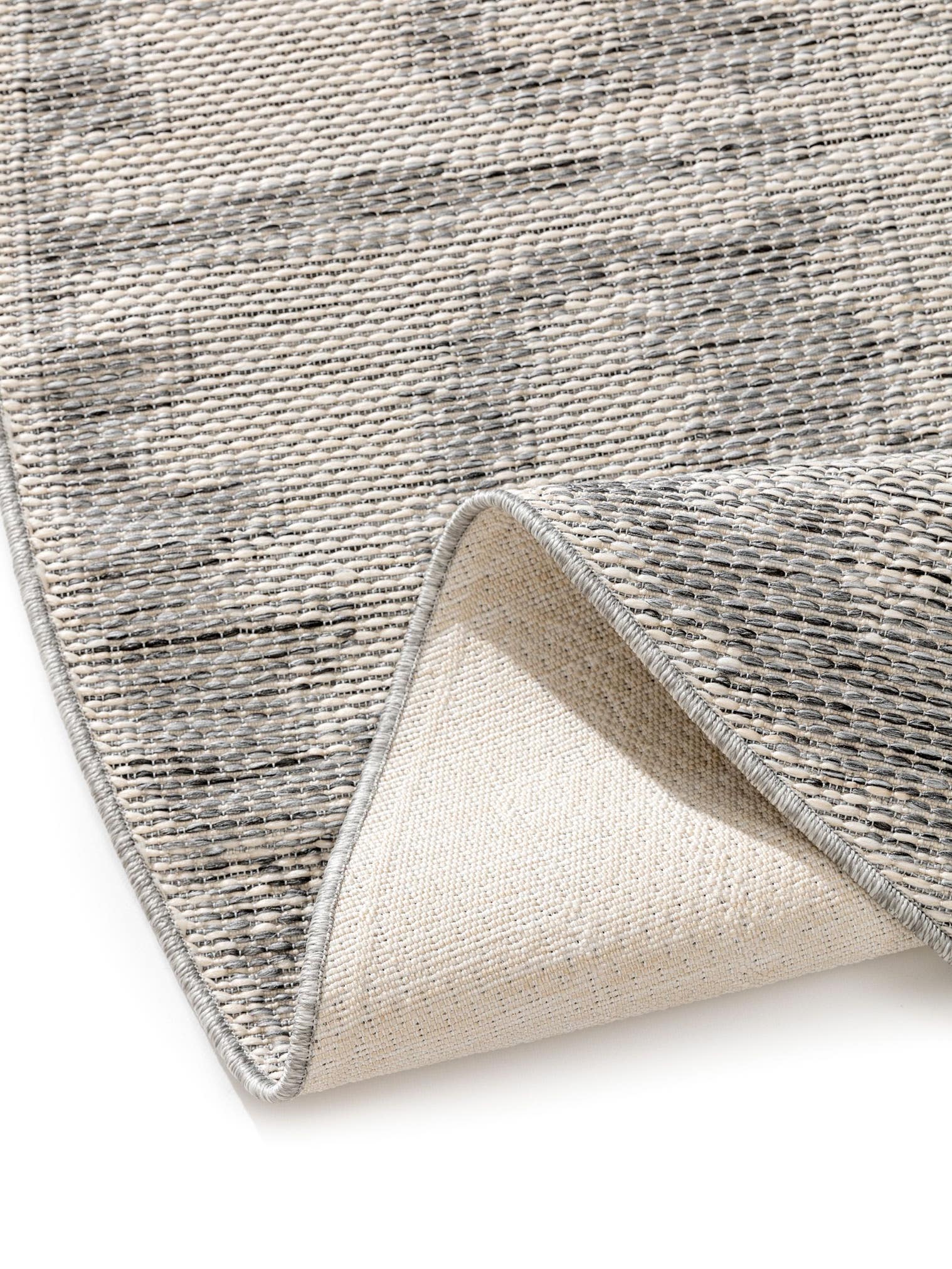 Teppich aus 100% Polypropylen in Grau mit bis 5 mm hohem Flor von benuta Nest