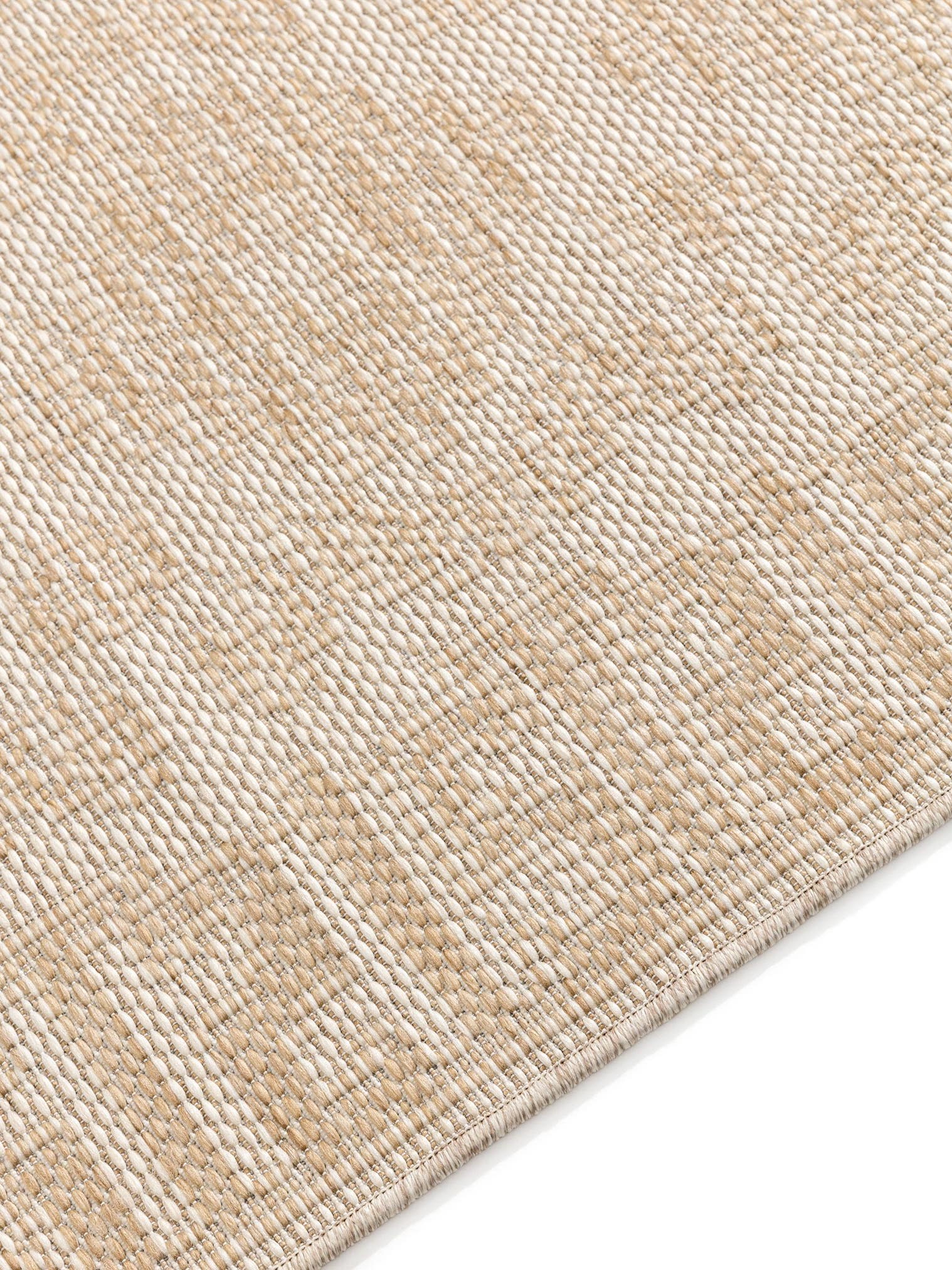 Teppich aus 100% Polypropylen in Weiß mit bis 5 mm hohem Flor von benuta Nest