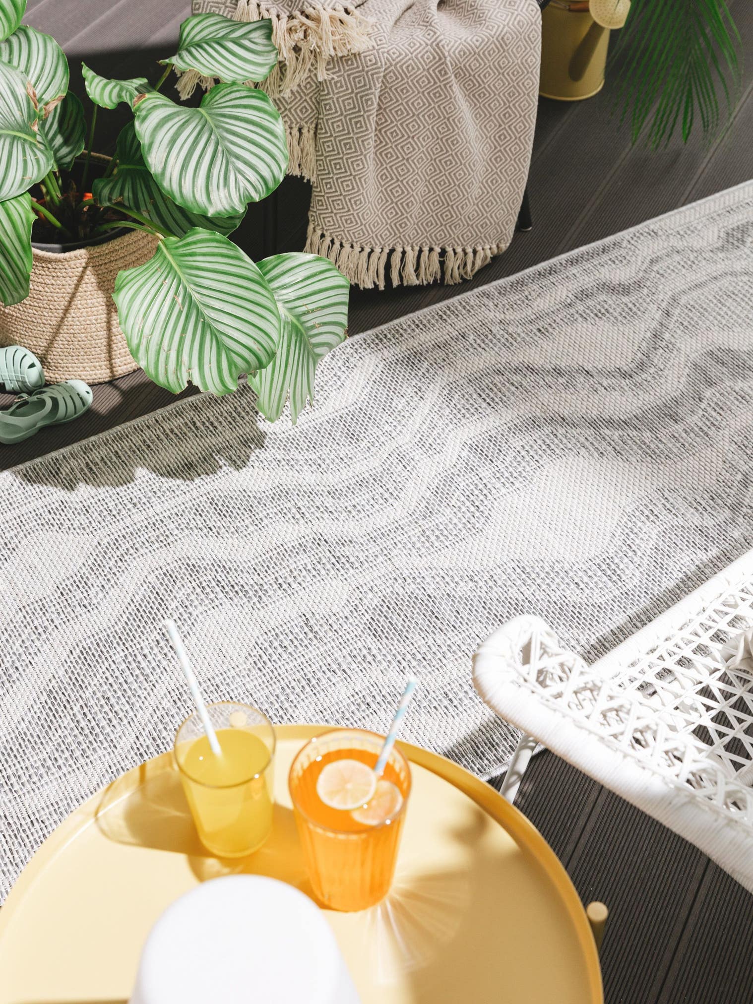Teppich aus 100% Polypropylen in Grau mit bis 5 mm hohem Flor von benuta Nest