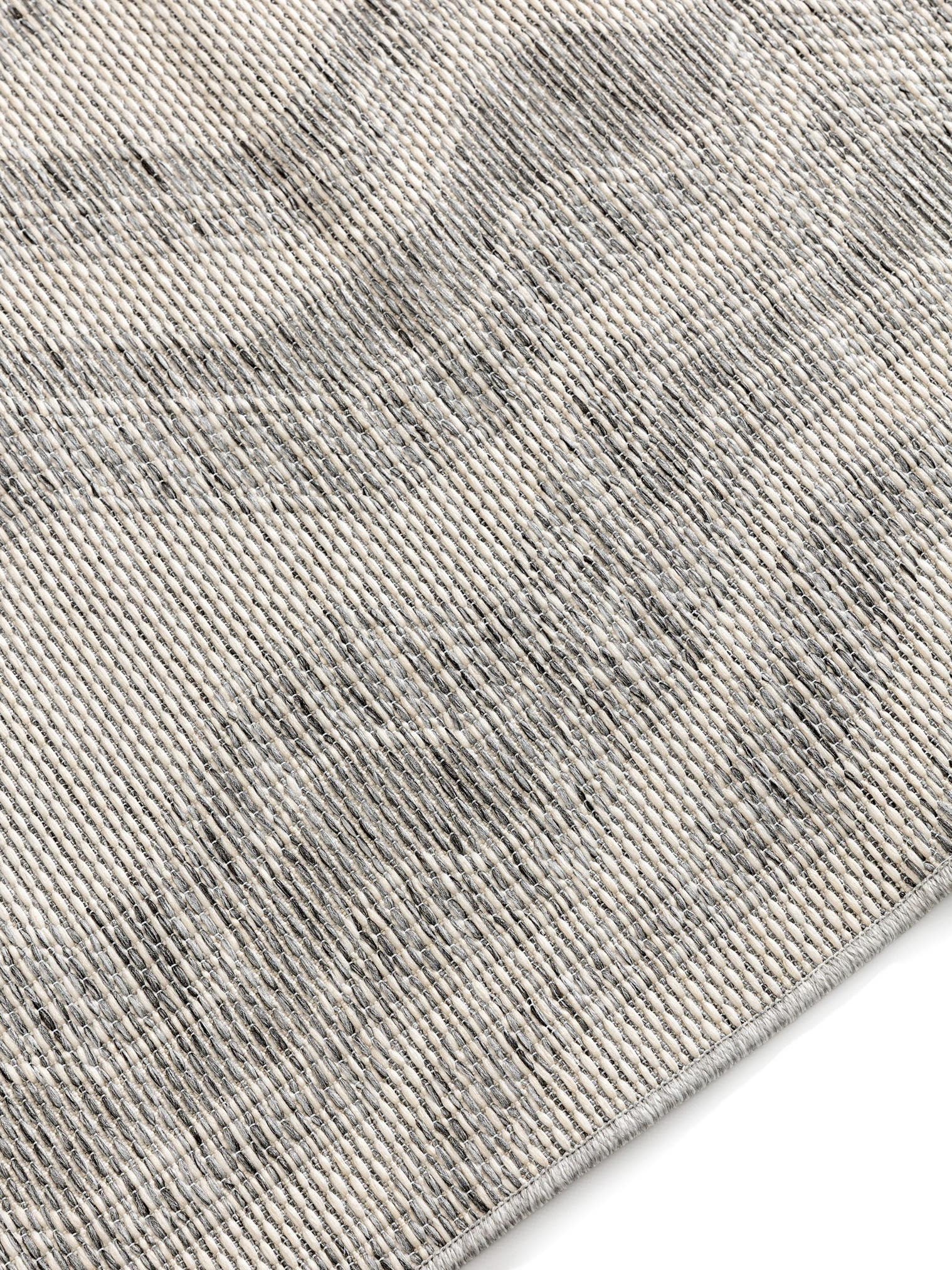 Teppich aus 100% Polypropylen in Grau mit bis 5 mm hohem Flor von benuta Nest