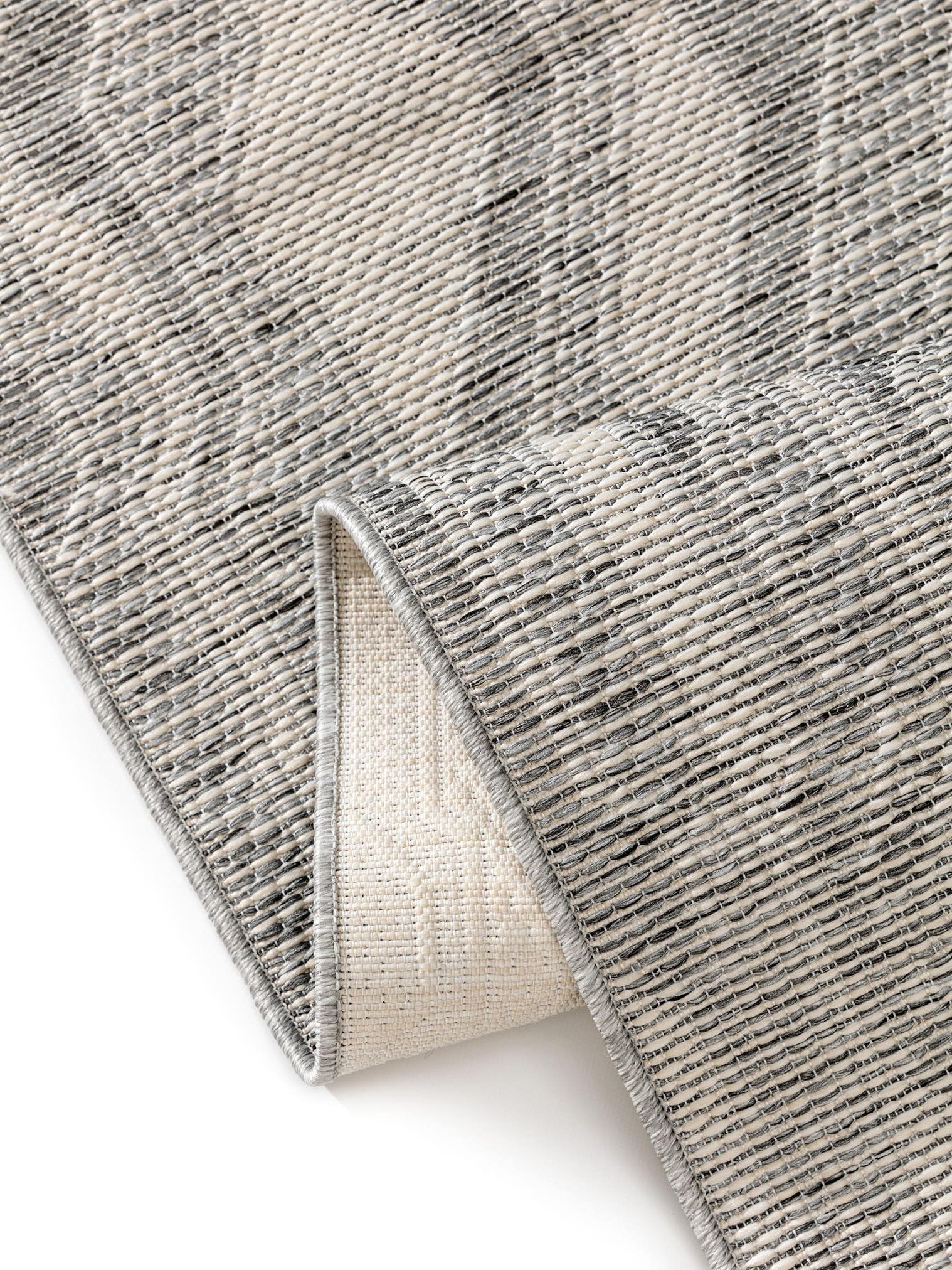 Teppich aus 100% Polypropylen in Grau mit bis 5 mm hohem Flor von benuta Nest